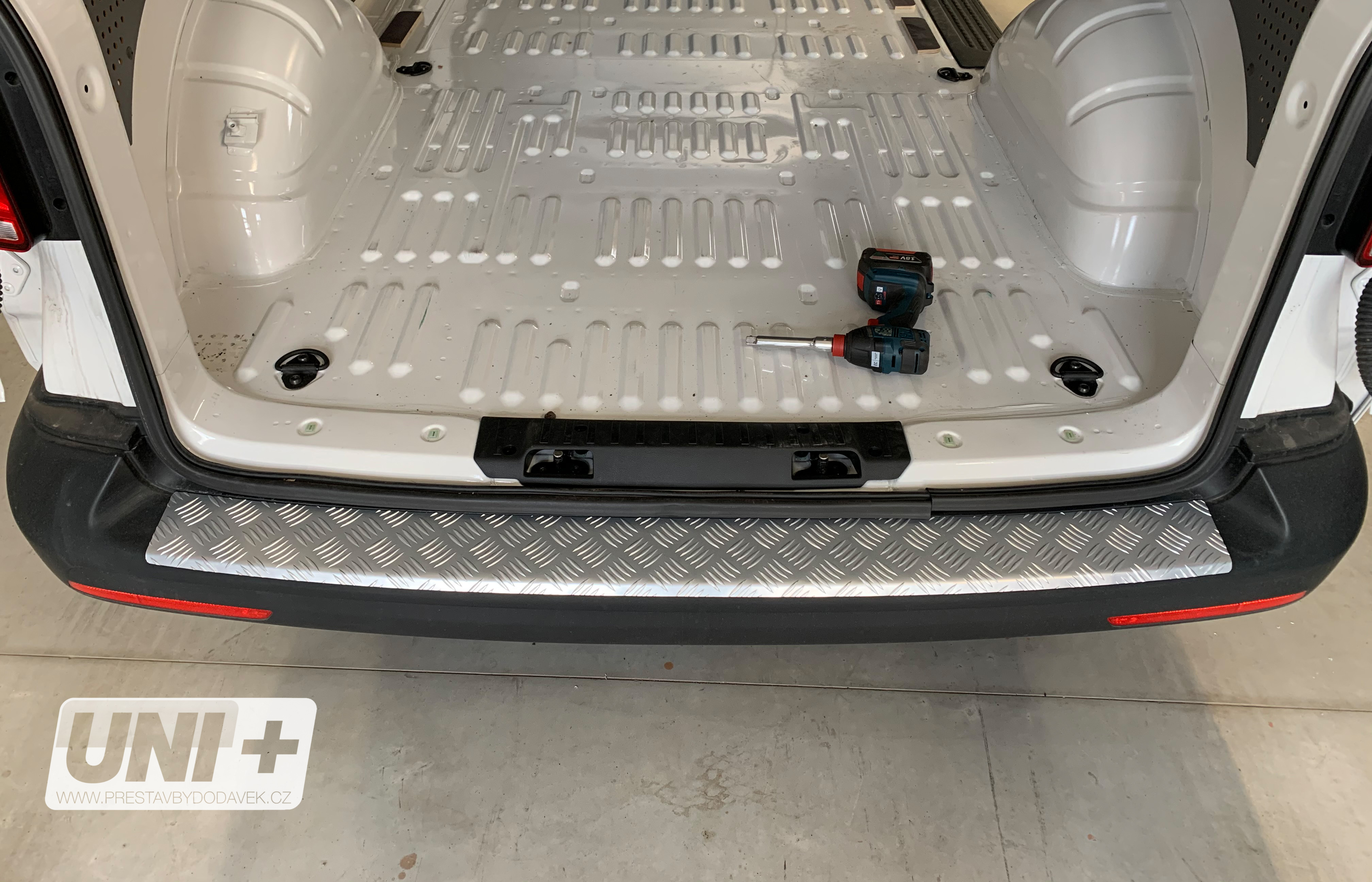 Ochranný kryt zadního prahu eloxovaný ALU. – Volkswagen Transporter T5