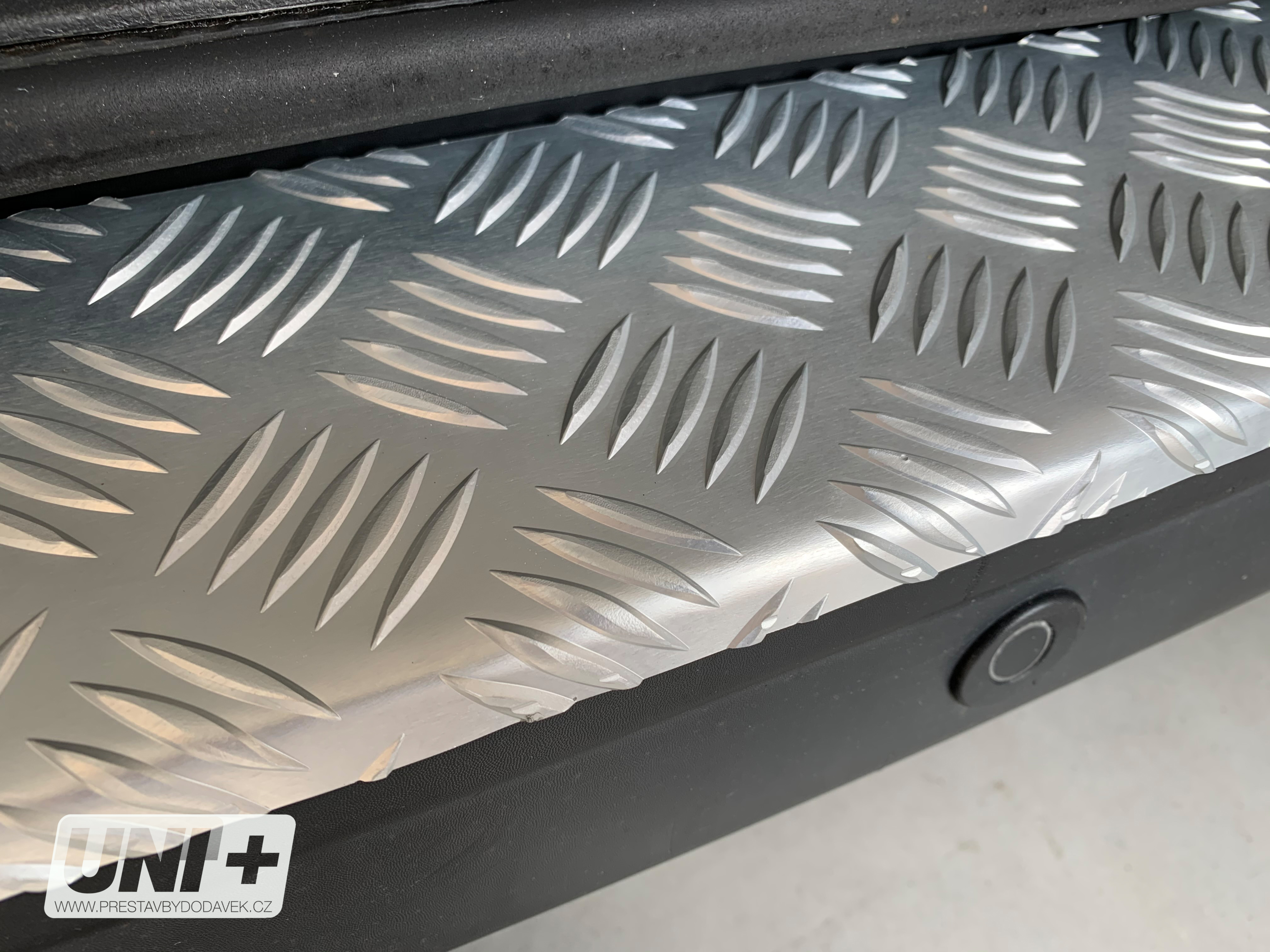 Ochranný kryt zadního prahu eloxovaný ALU. – Volkswagen Transporter T5