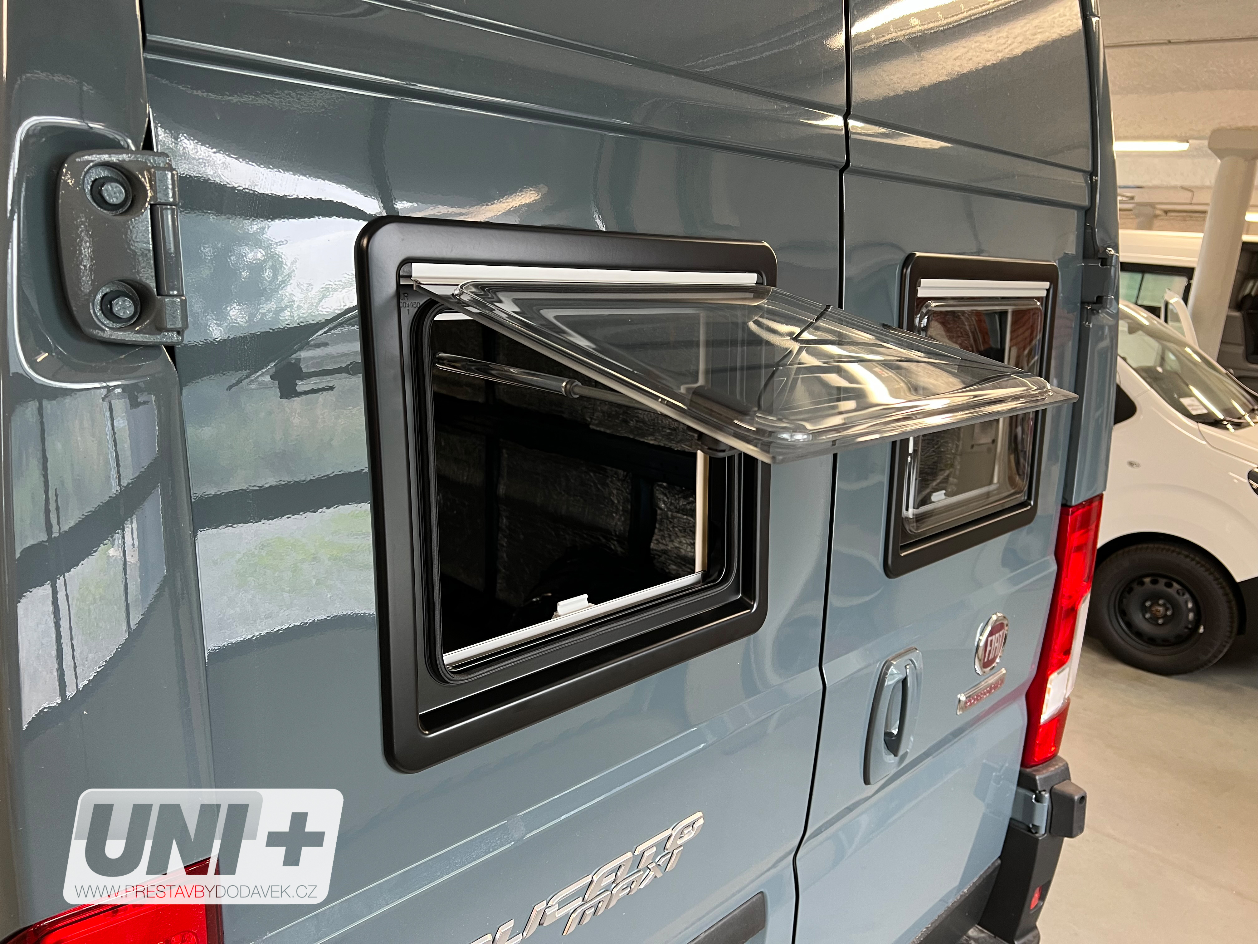 Boční okno výklopné Dometic S4 | 500x500 mm