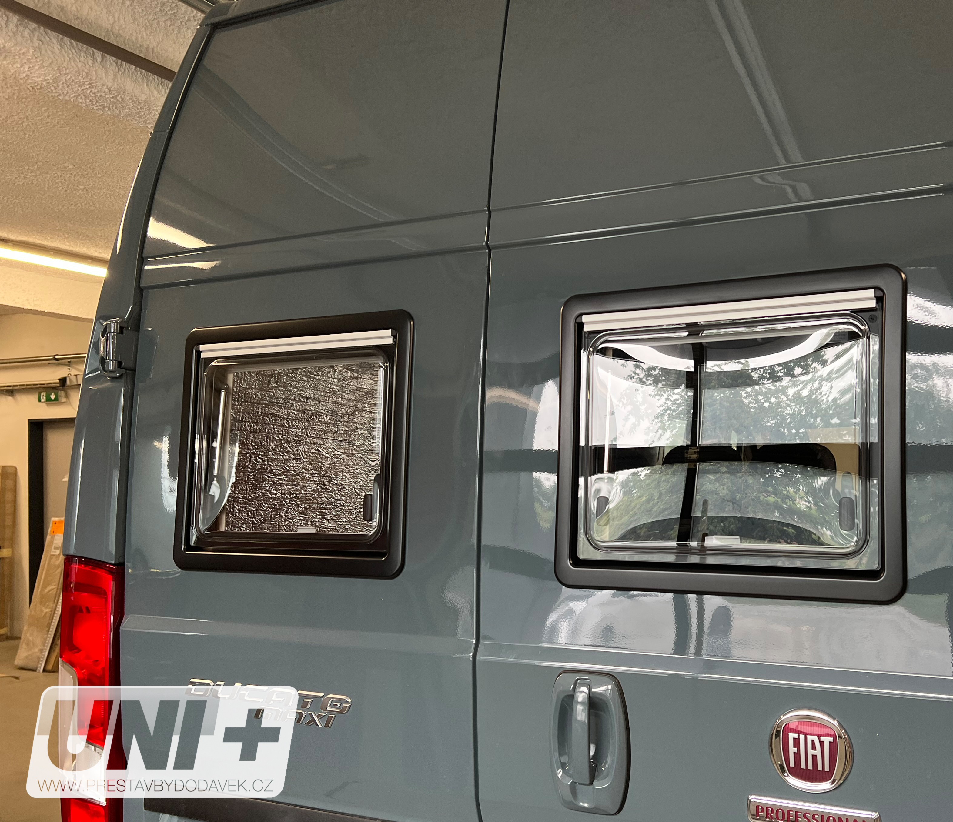 Boční okno výklopné Dometic S4 | 500x500 mm
