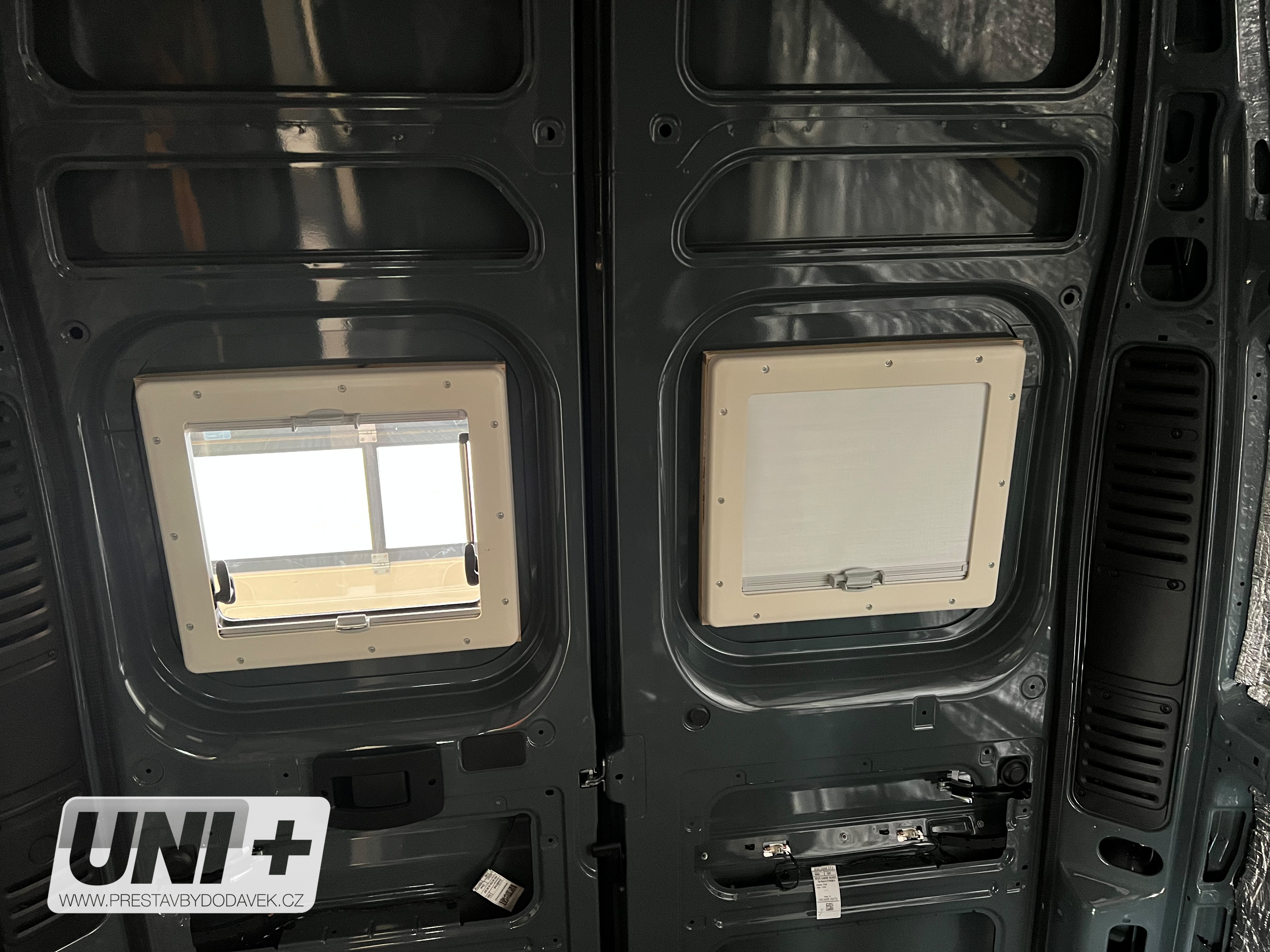 Boční okno výklopné Dometic S4 | 500x500 mm