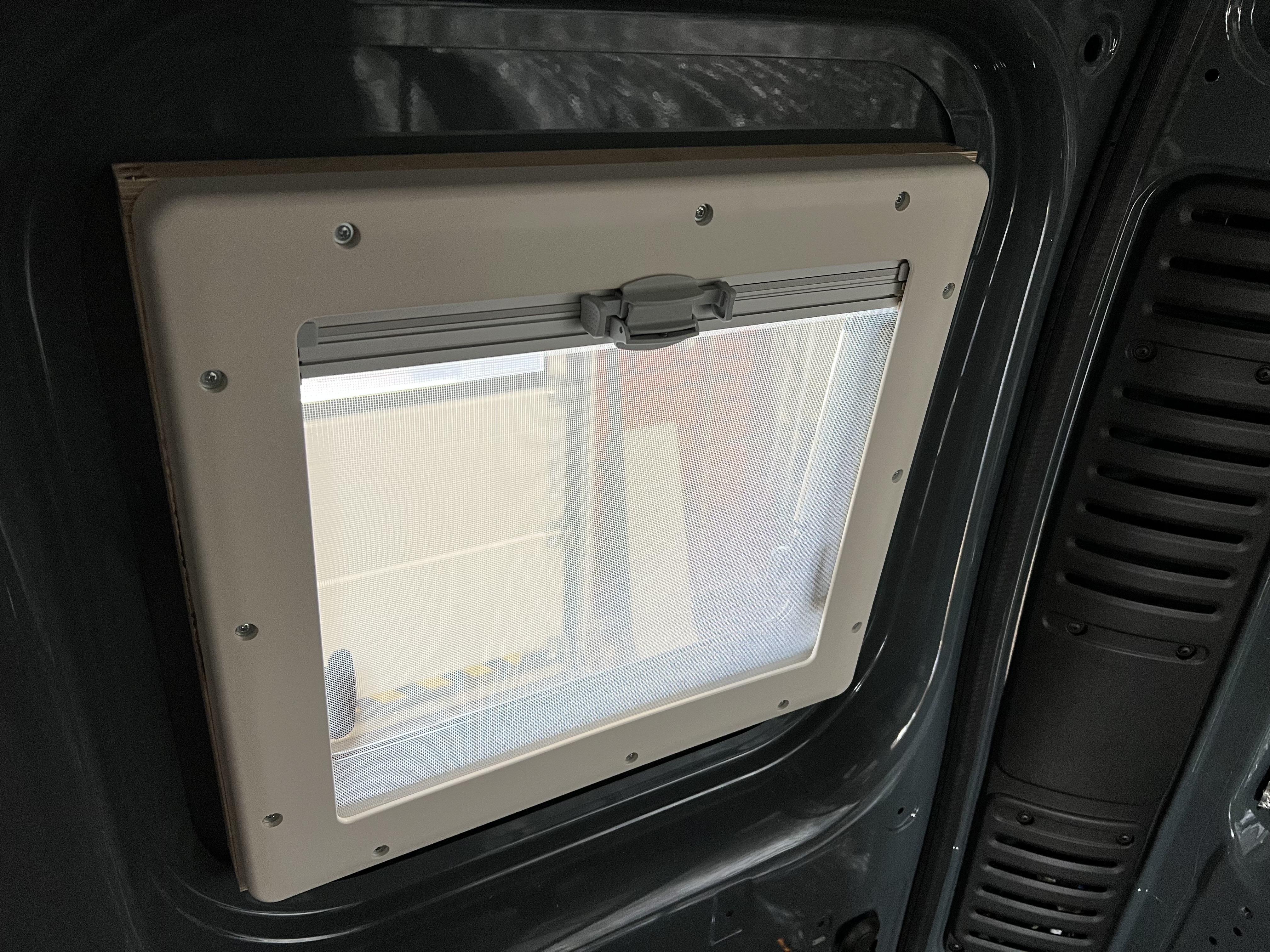 Boční okno výklopné Dometic S4 | 500x500 mm