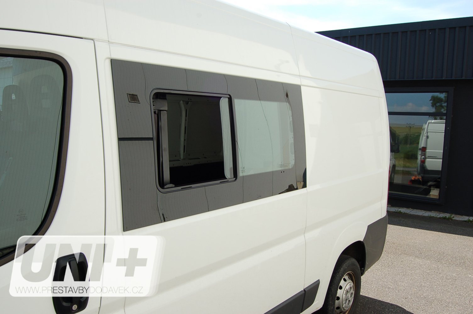 Boční levé posuvné okno - lepené Ford Transit 2001-2014 SWB