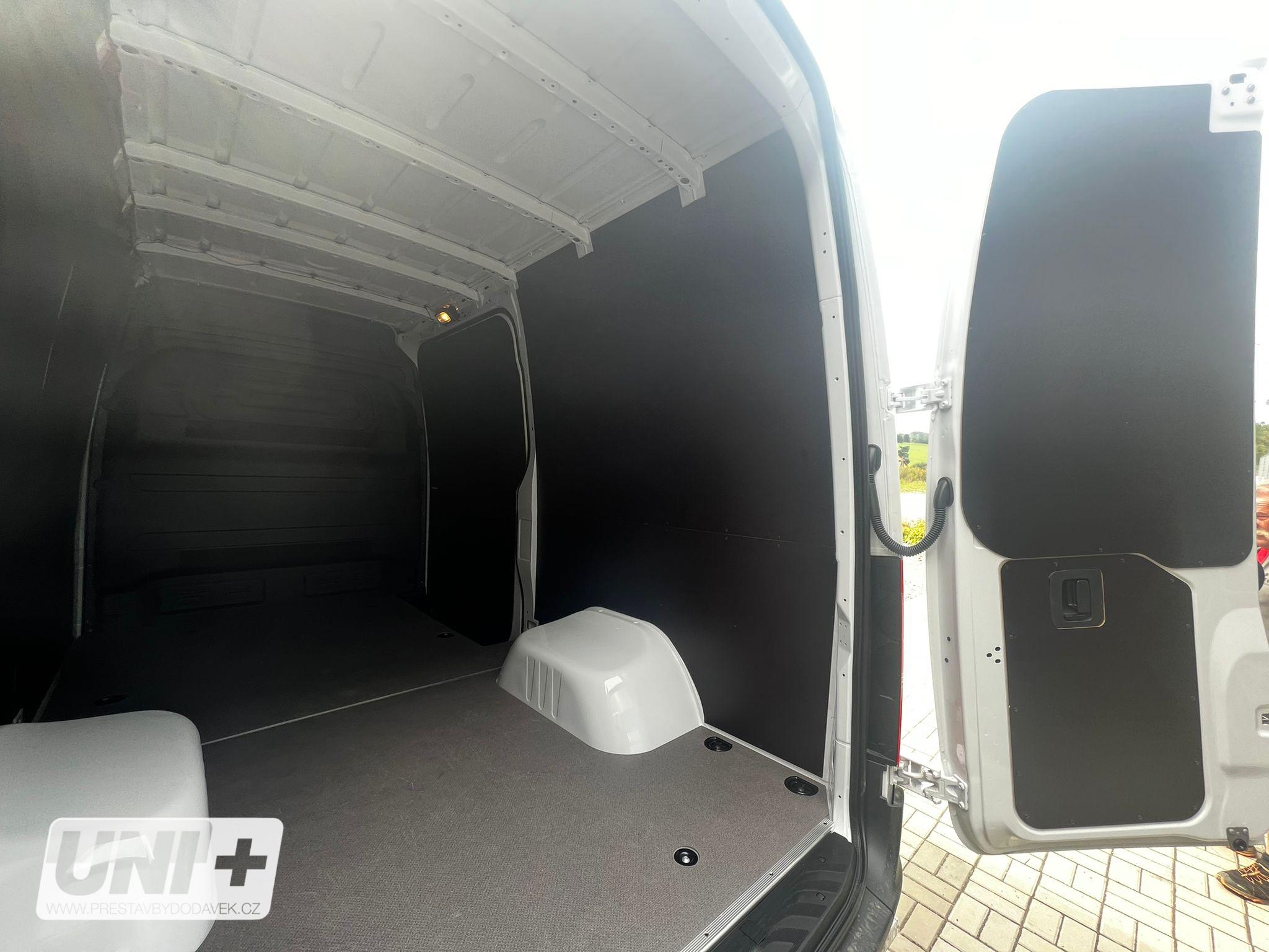 Boční stěny překližka 4 mm - Mercedes-Benz Sprinter RWD (3272 mm / standardní střecha 1719 mm)