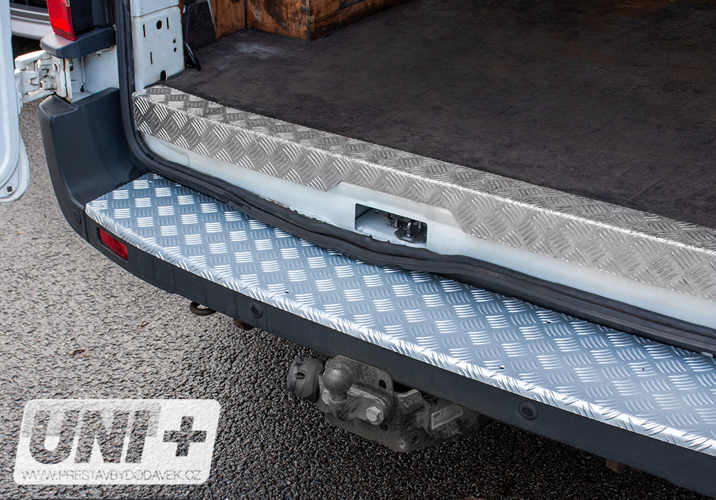 Ochranný kryt zadního prahu eloxovaný ALU. – Ford Transit MK8
