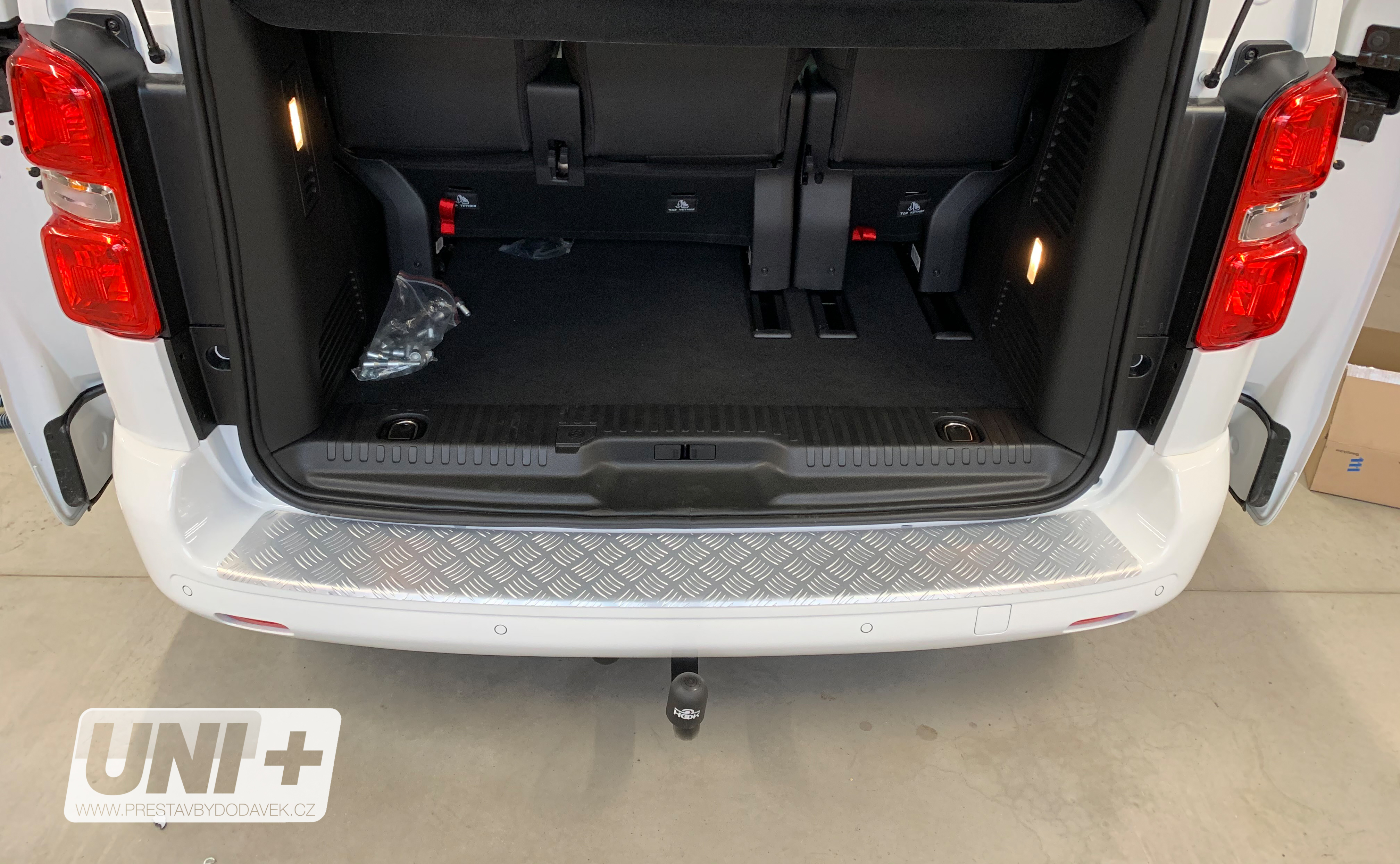 Ochranný kryt zadního prahu eloxovaný ALU. – Citroen Jumpy / Peugeot Expert / Toyota Proace