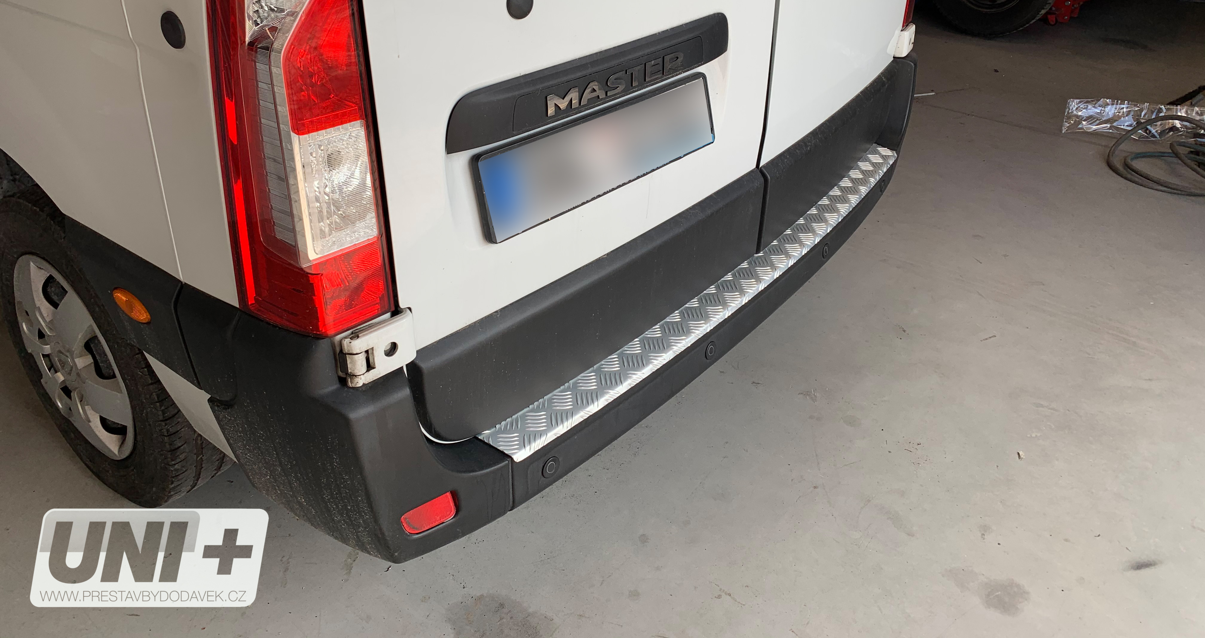 Ochranný kryt zadního prahu eloxovaný ALU. – Renault Master / Opel Movano / Nissan NV 400
