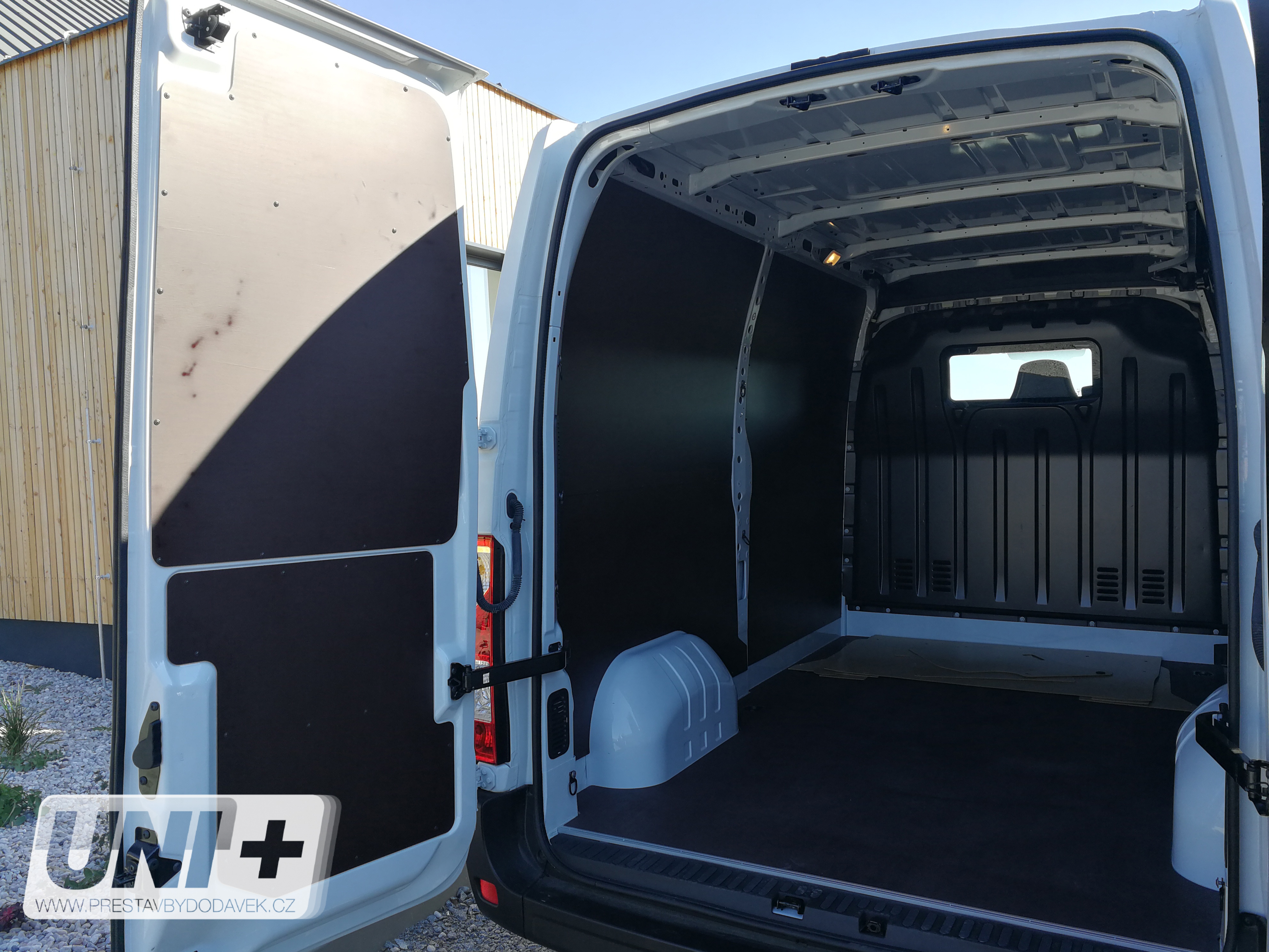 Obložení bočních stěn - překližka 4 mm Renault Master / Opel Movano / Nissan NV400 (L2H2)