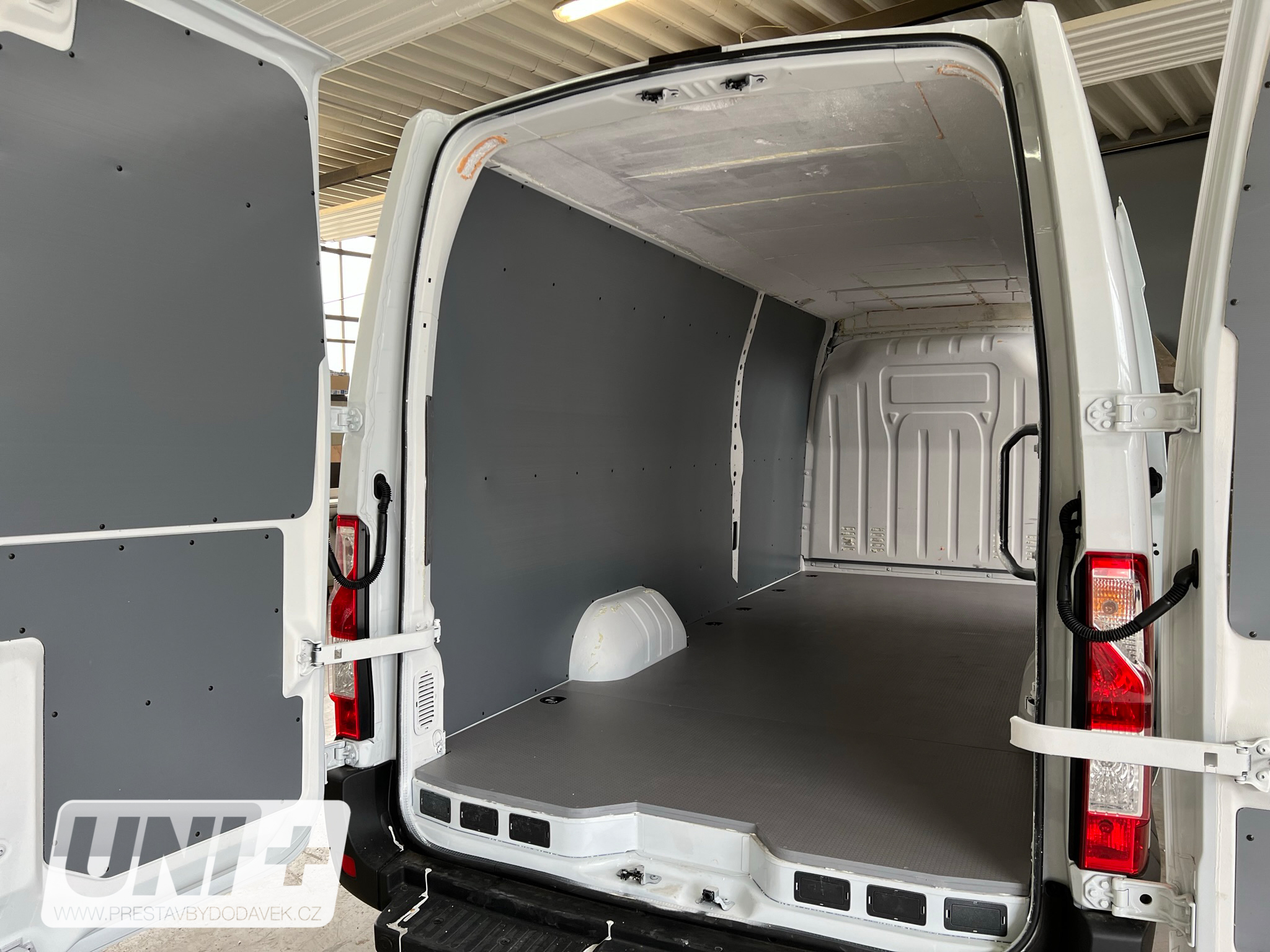 Obložení bočních stěn - polypropylen IP 4 mm Renault Master / Opel Movano / Nissan NV400 (L4H2 RWD)