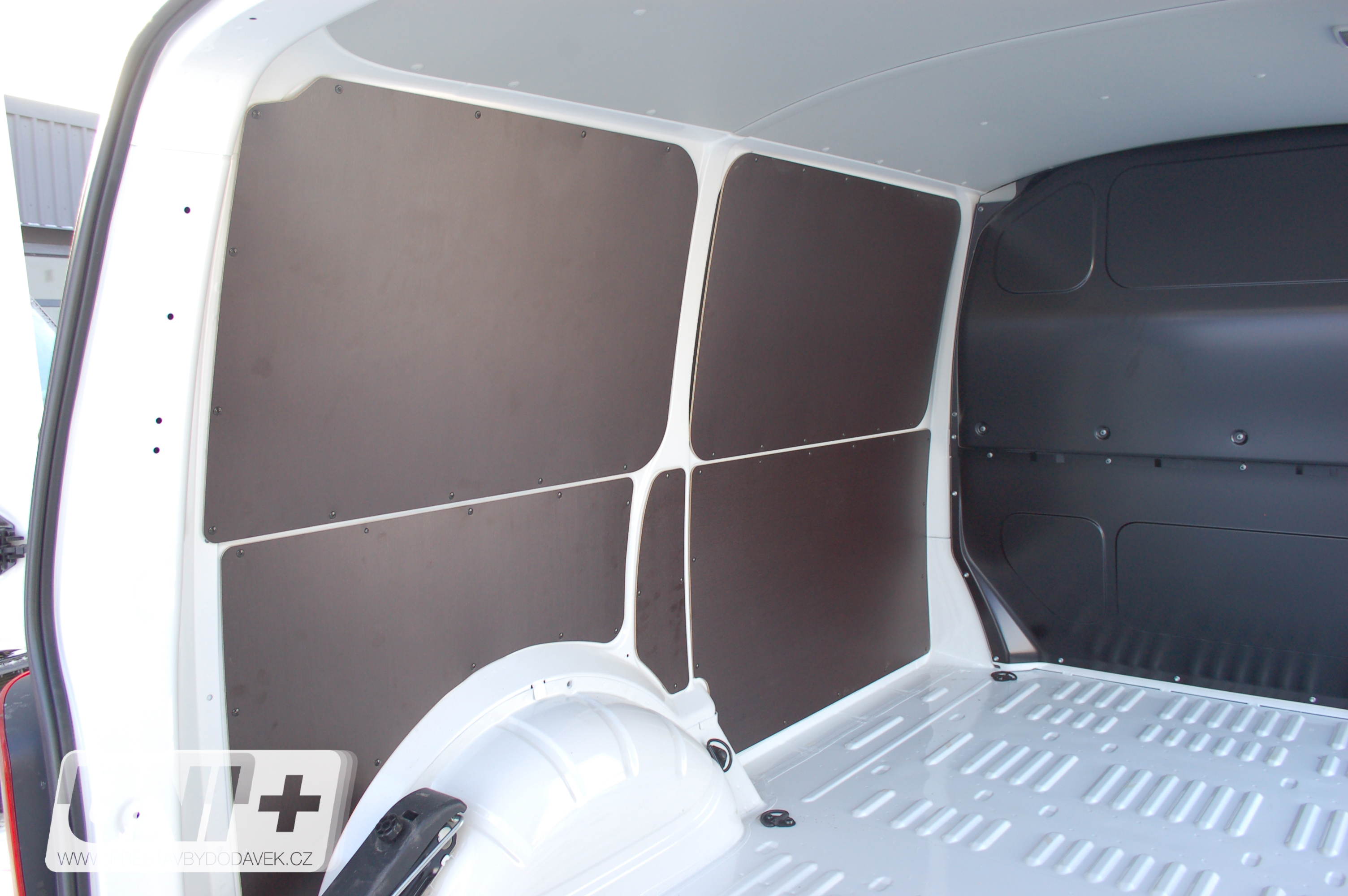 Obložení bočních stěn - překližka 4 mm Volkswagen Transporter T5 / T6 (L1H1)