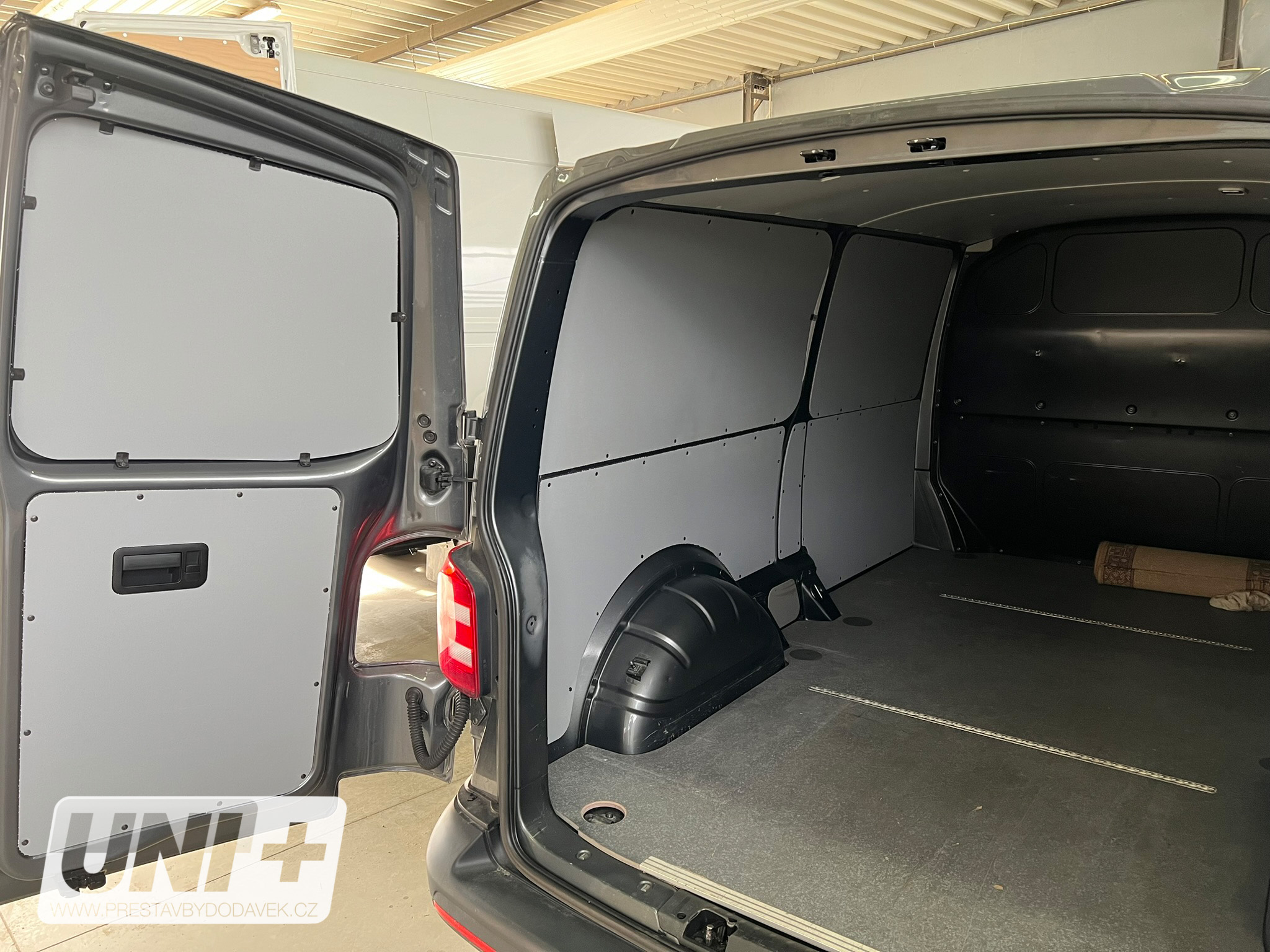 Obložení bočních stěn - polypropylen IP 4 mm Volkswagen Transporter T5 / T6 | L2H1