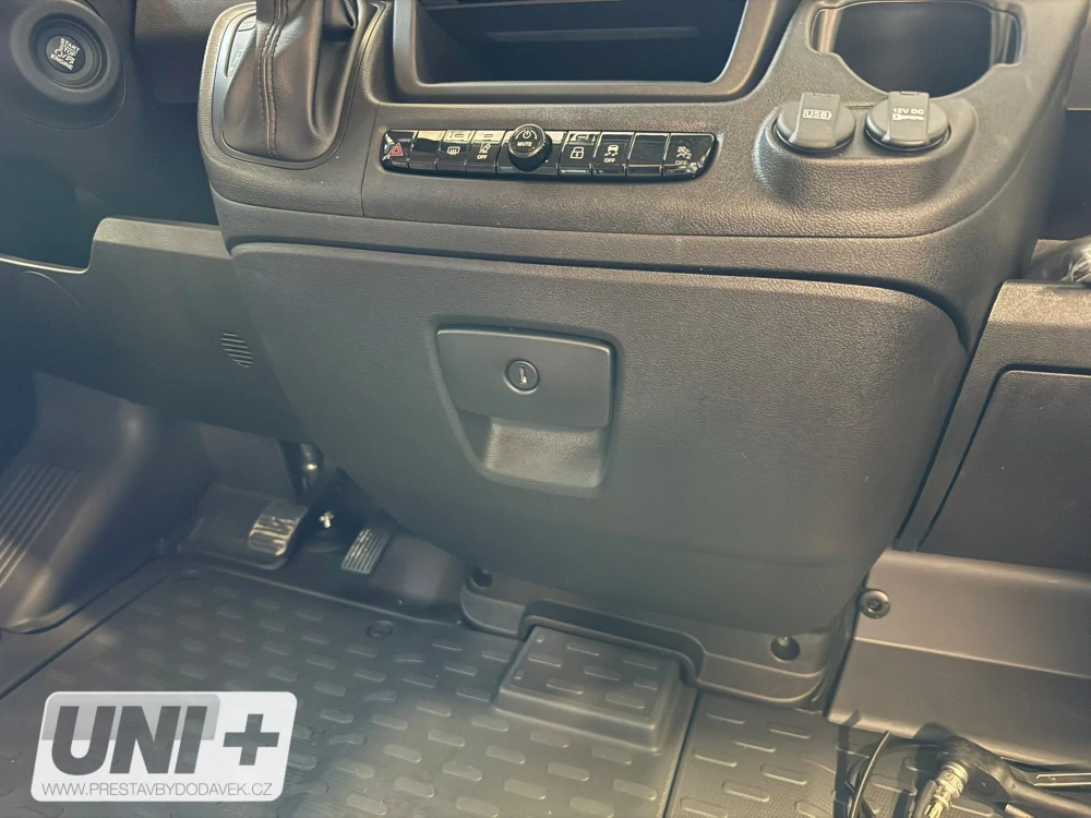 Odkládací plocha s držáky nápojů pro Fiat Ducato