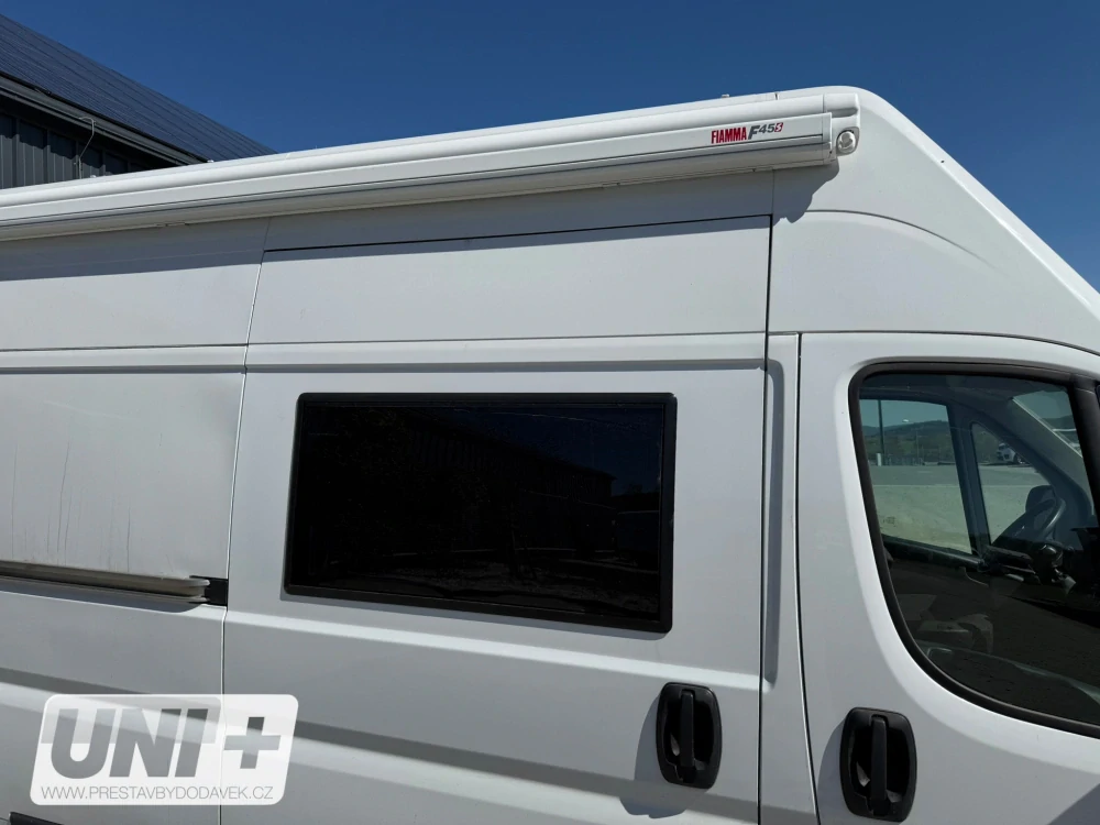 Boční okno akrylové se zakřivením WT11 - výklopné | vč. rámečku s roletkou a moskytiérou