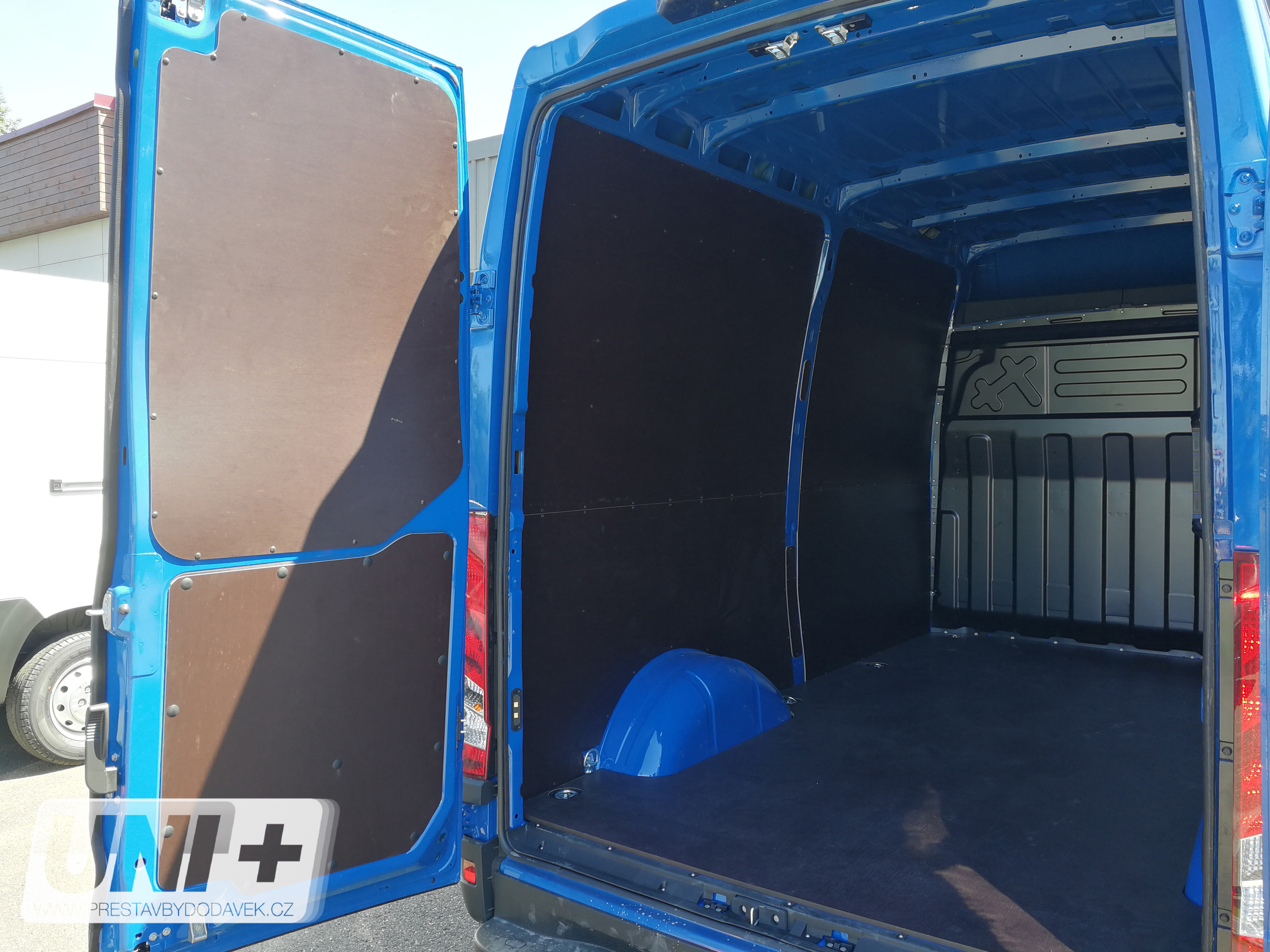 Obložení bočních stěn - překližka 4 mm Iveco Daily (10,8 m³)