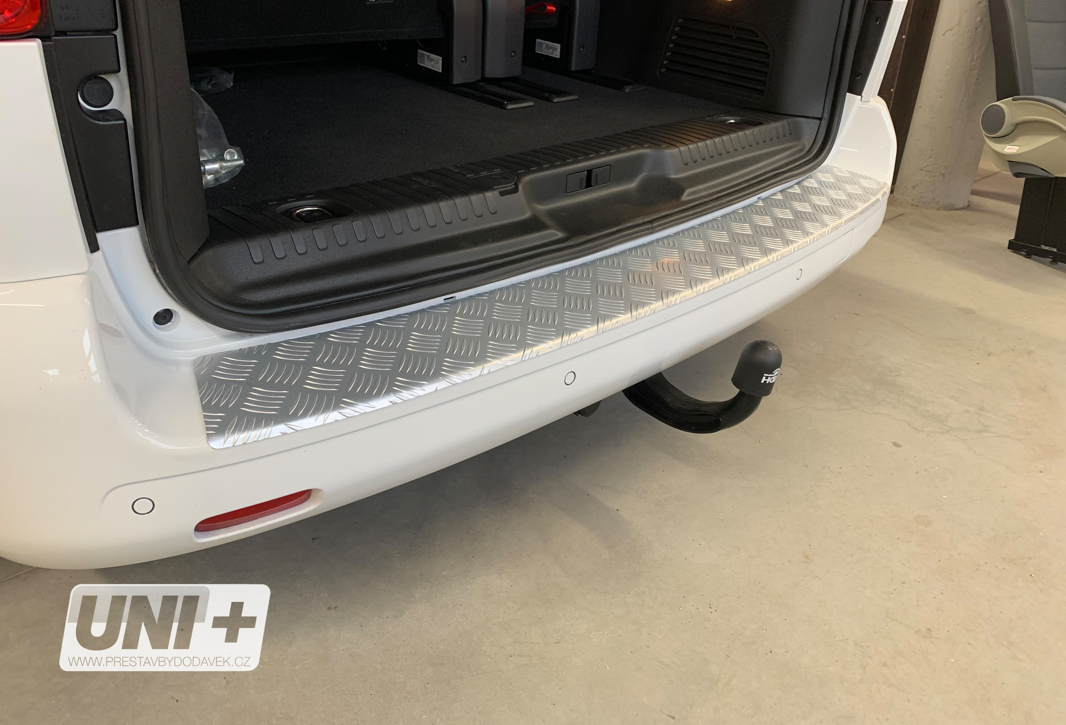 Ochranný kryt zadního prahu eloxovaný ALU. – Citroen Jumpy / Peugeot Expert / Toyota Proace