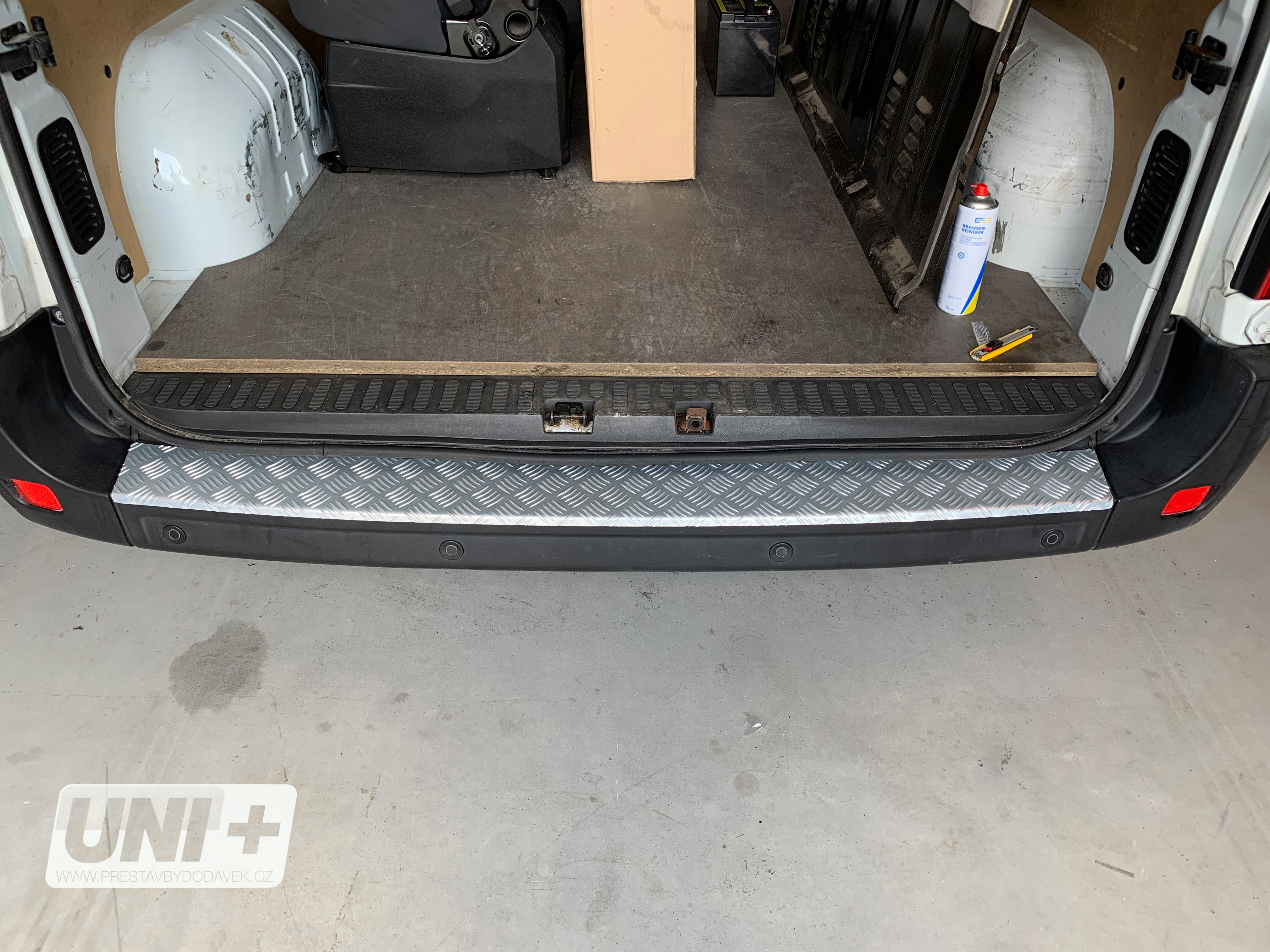 Ochranný kryt zadního prahu eloxovaný ALU. – Renault Master / Opel Movano / Nissan NV 400