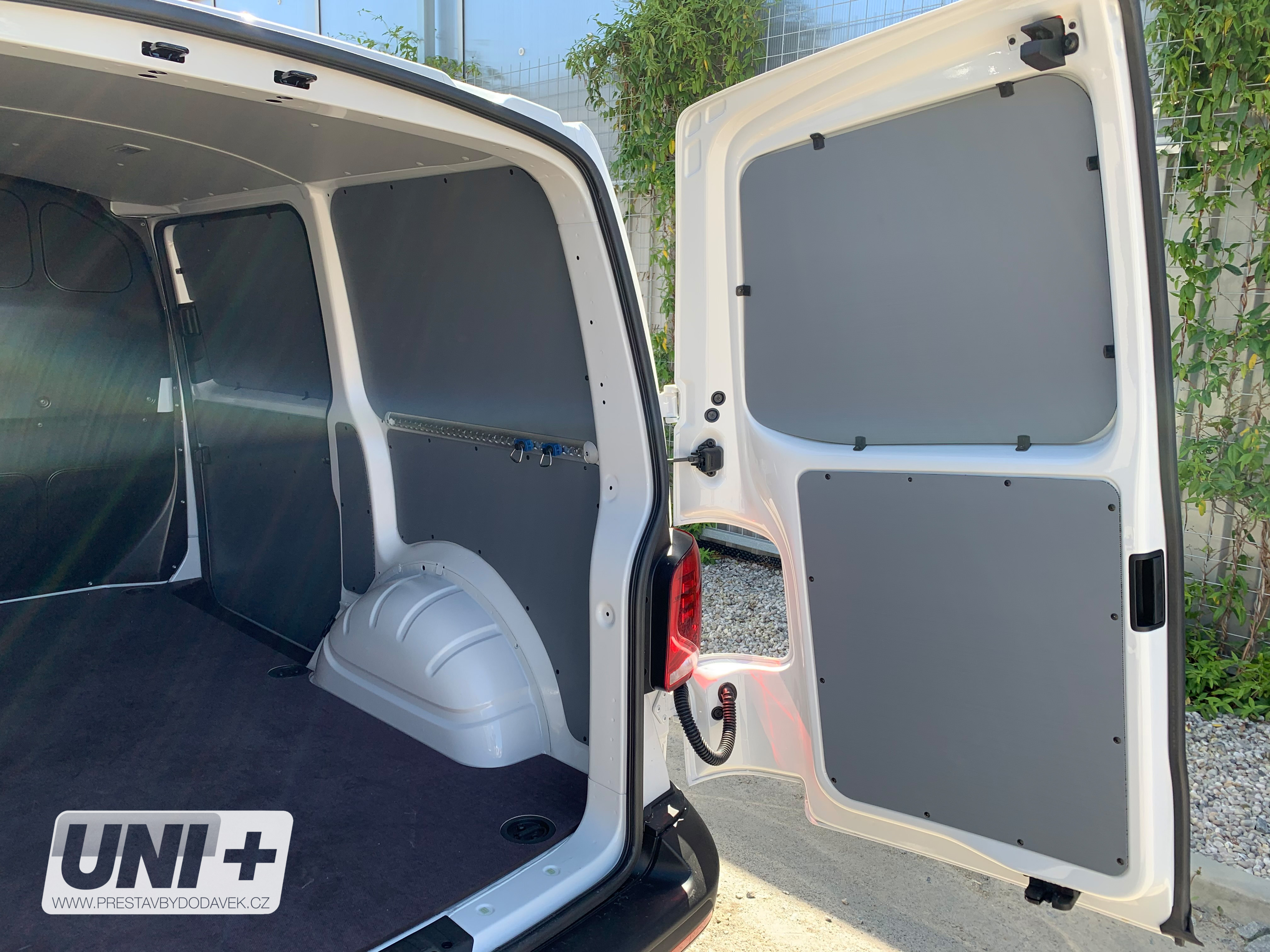 Obložení bočních stěn - polypropylen IP 4 mm Volkswagen Transporter T5 / T6 | L1H1