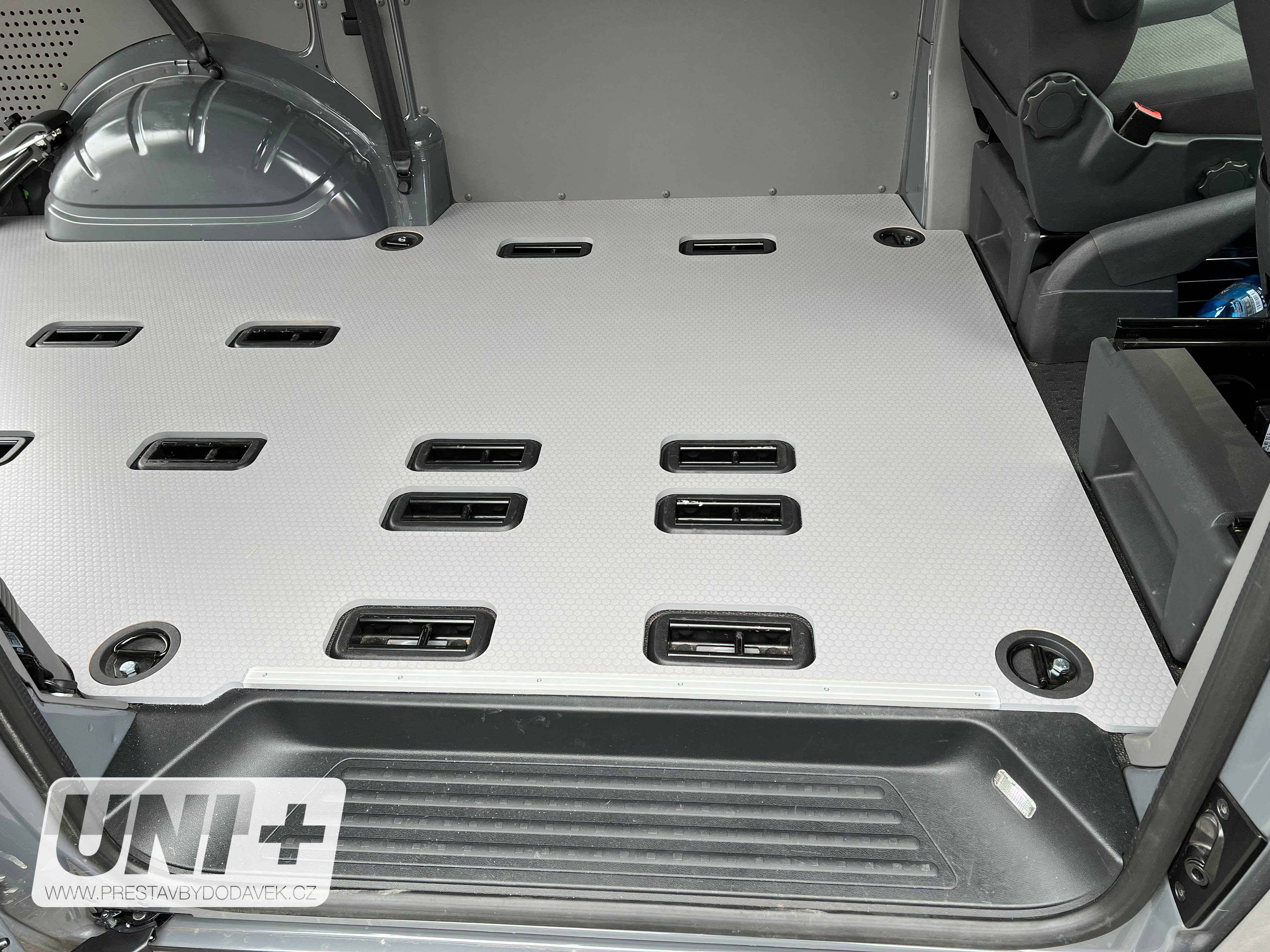 Podlaha - překližka 12 mm HEXA Volkswagen Transporter Kombi T6 (L1)