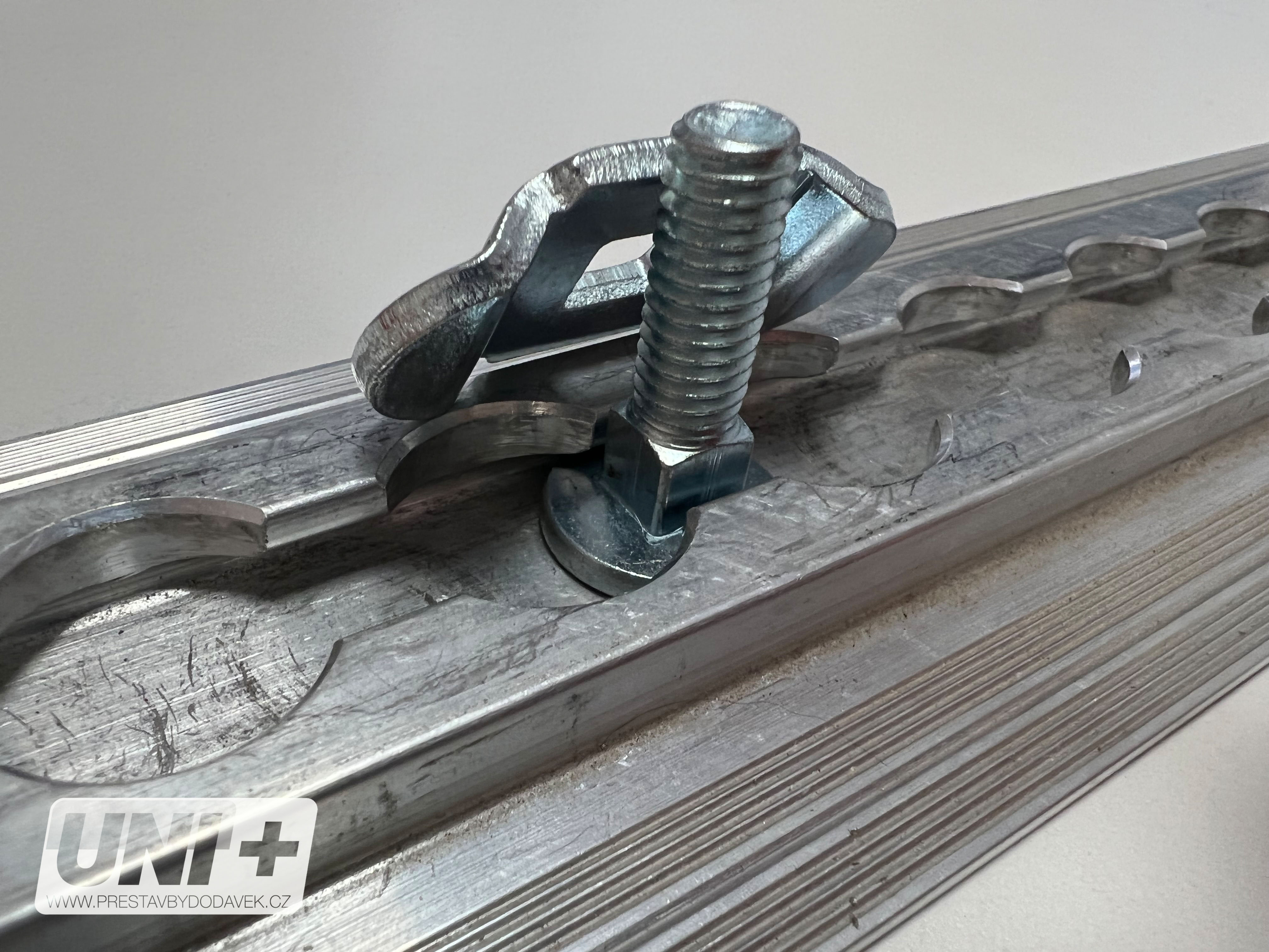 Šroub M8 x 30 mm pro airline lištu