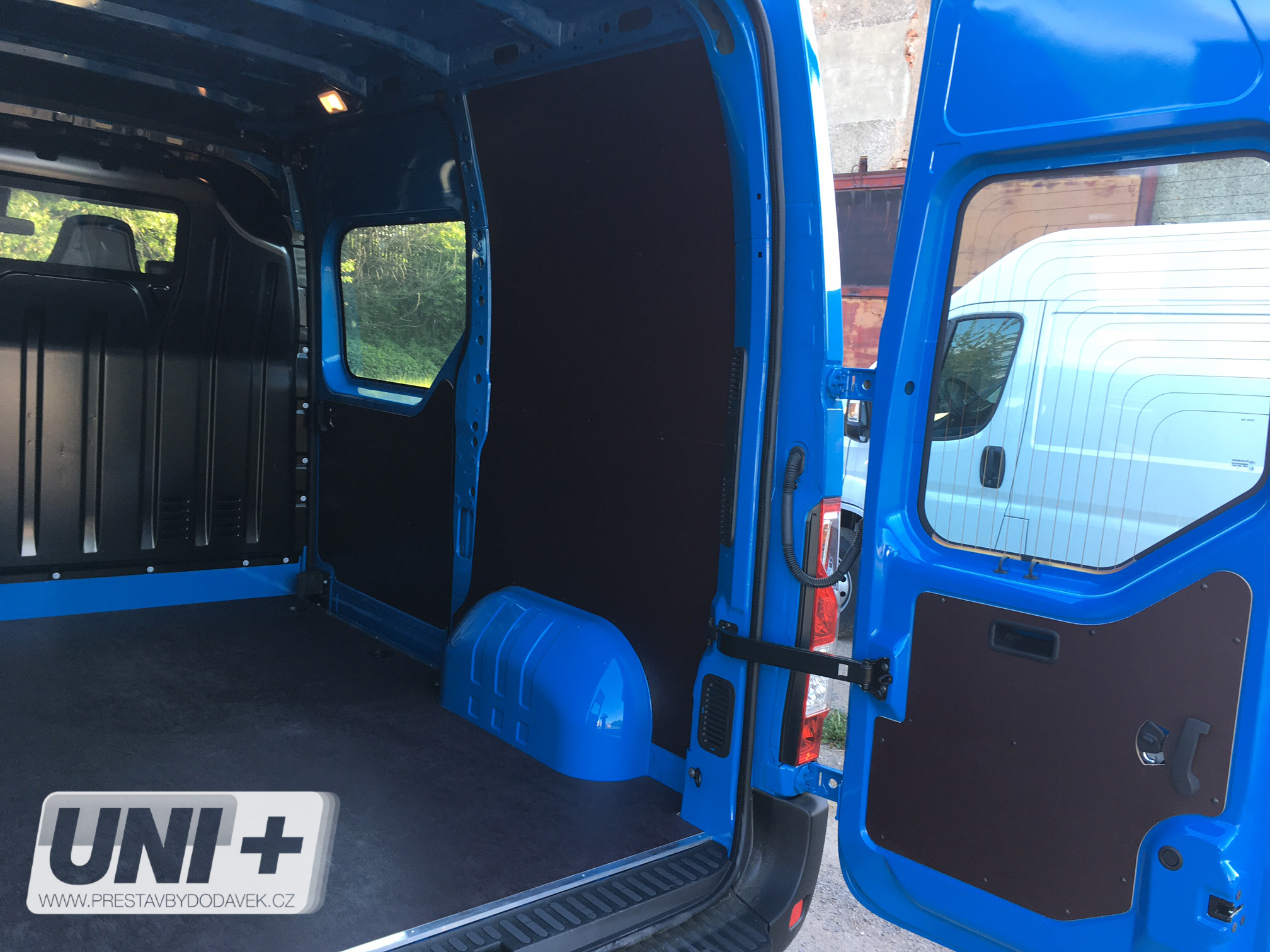 Obložení bočních stěn - překližka 4 mm Renault Master / Opel Movano / Nissan NV400 (L1H2)