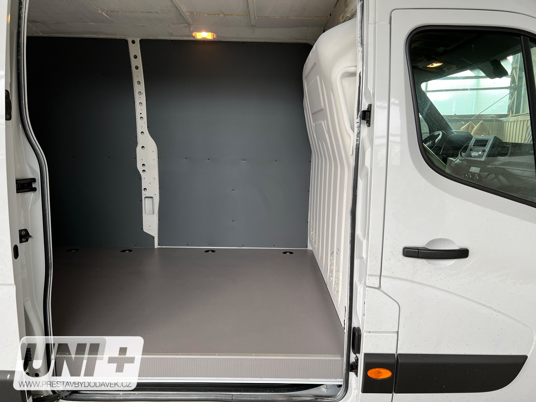 Obložení bočních stěn - polypropylen IP 4 mm Renault Master / Opel Movano / Nissan NV400 (L4H2 RWD)