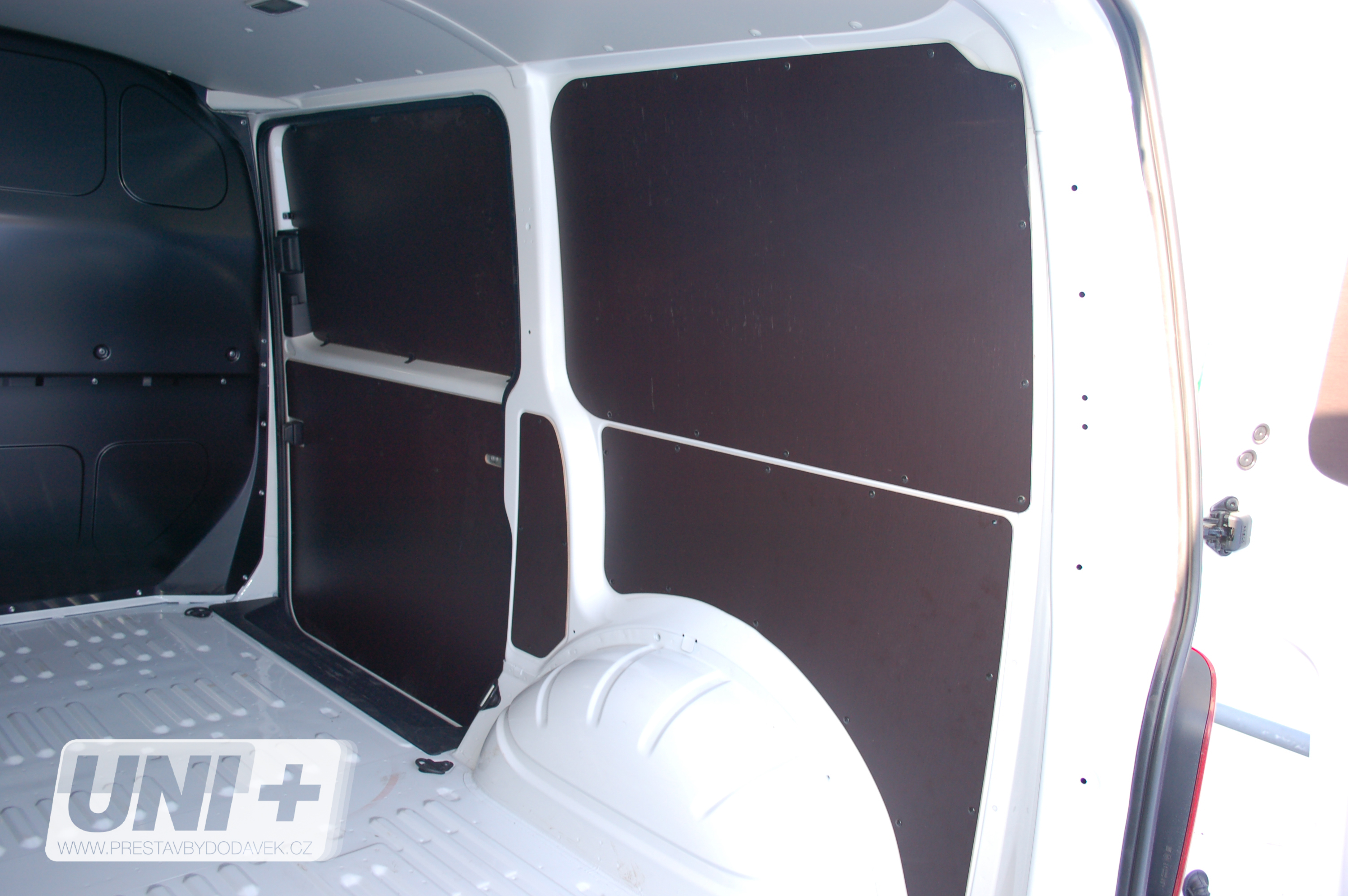 Obložení bočních stěn - překližka 4 mm Volkswagen Transporter T5 / T6 (L1H1)