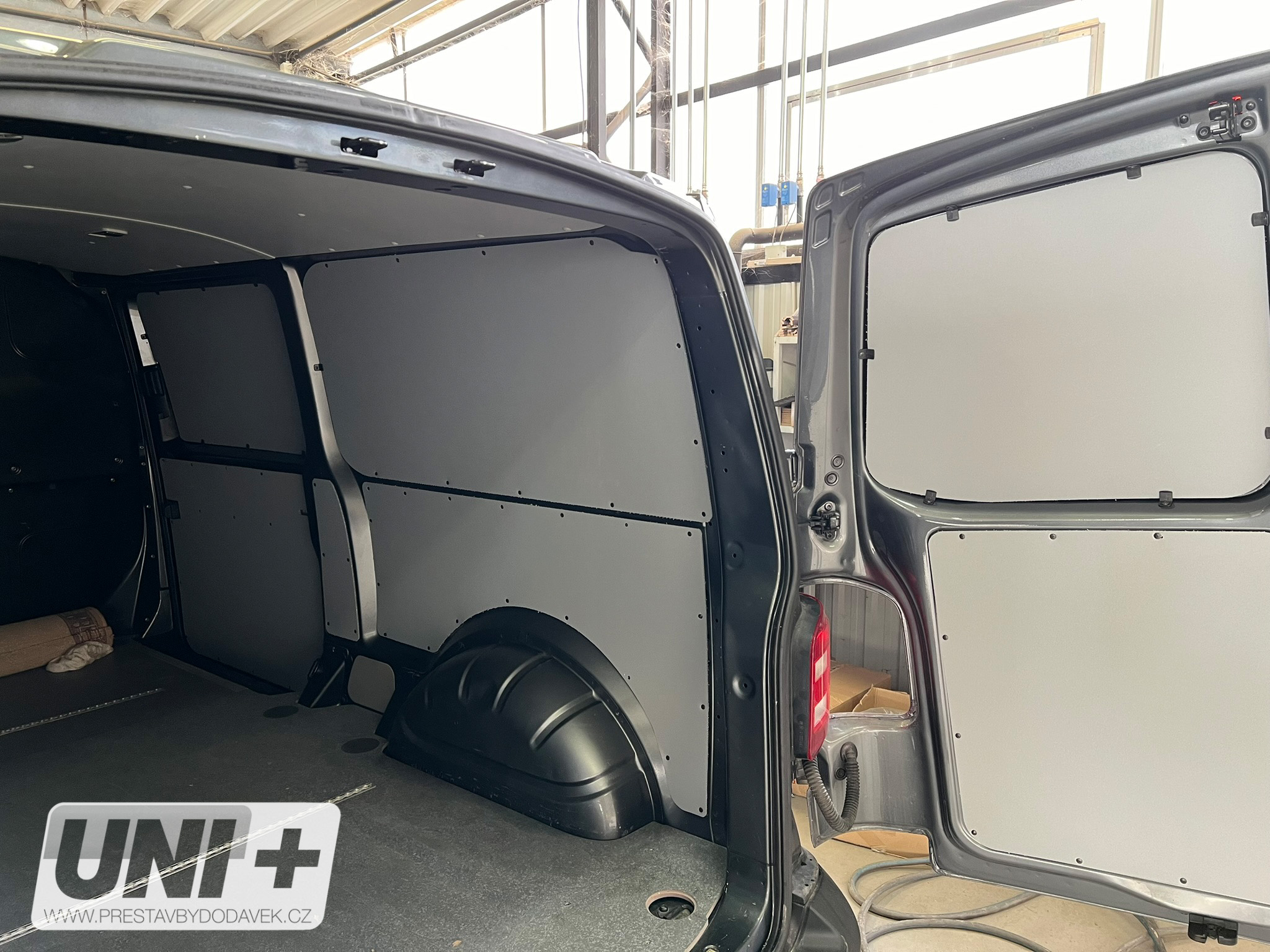 Obložení bočních stěn - polypropylen IP 4 mm Volkswagen Transporter T5 / T6 | L2H1