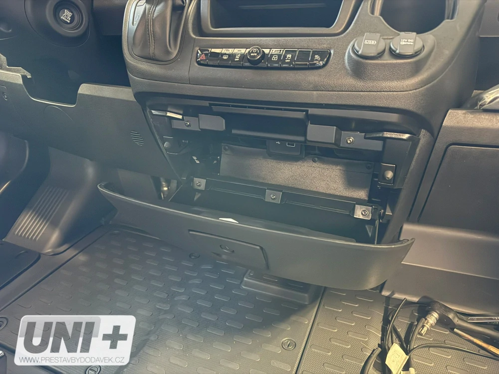 Odkládací plocha s držáky nápojů pro Fiat Ducato