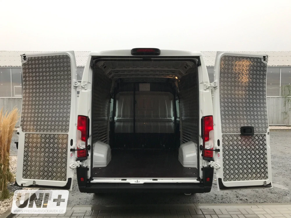 Individuální výroba kovových obkladů nákladového prostoru – perfoplech, slzičkový plech, hliník