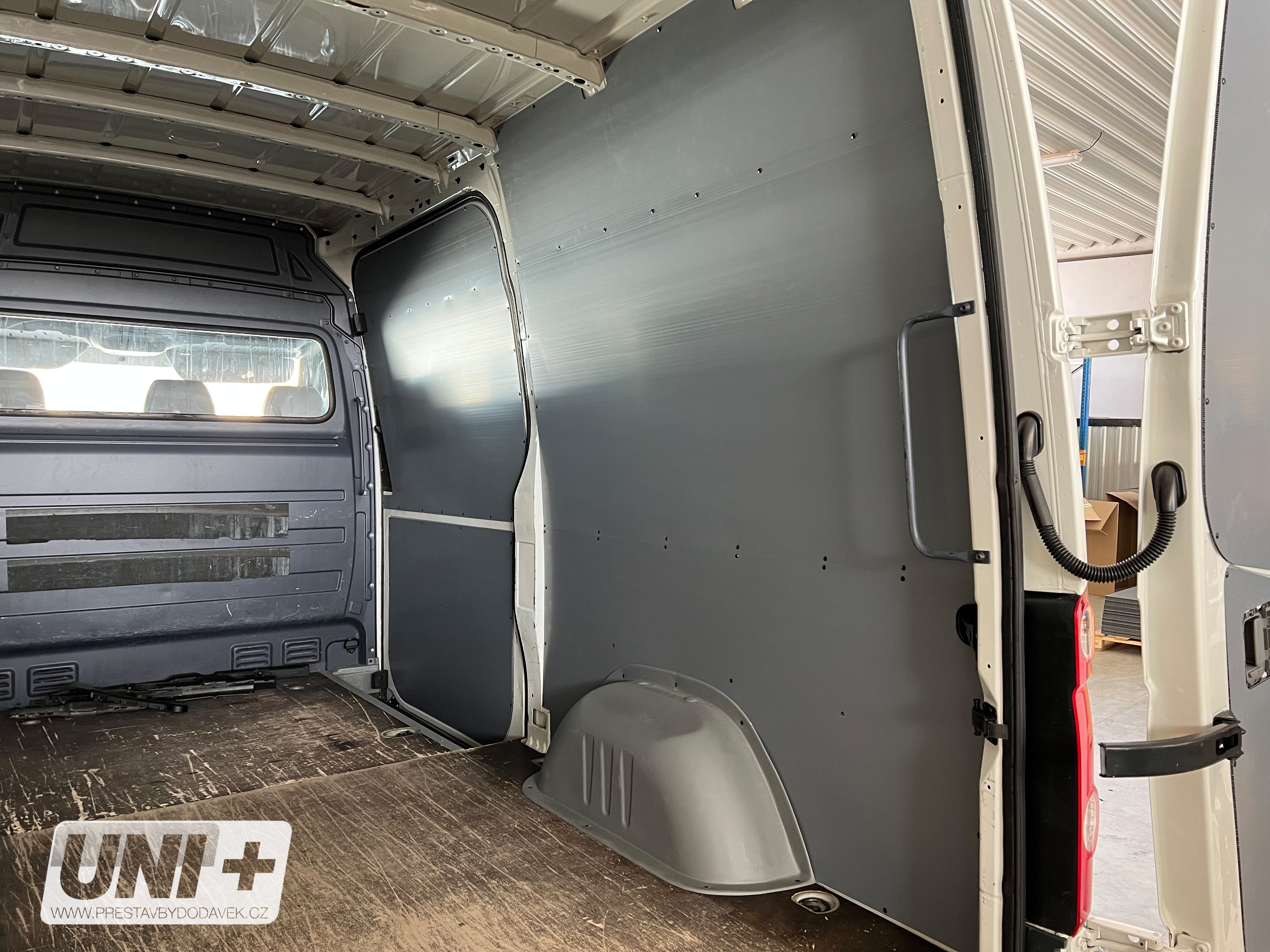 Obložení bočních stěn - polypropylen IP 4 mm Mercedes-Benz Sprinter / Volkswagen Crafter (L2H2)