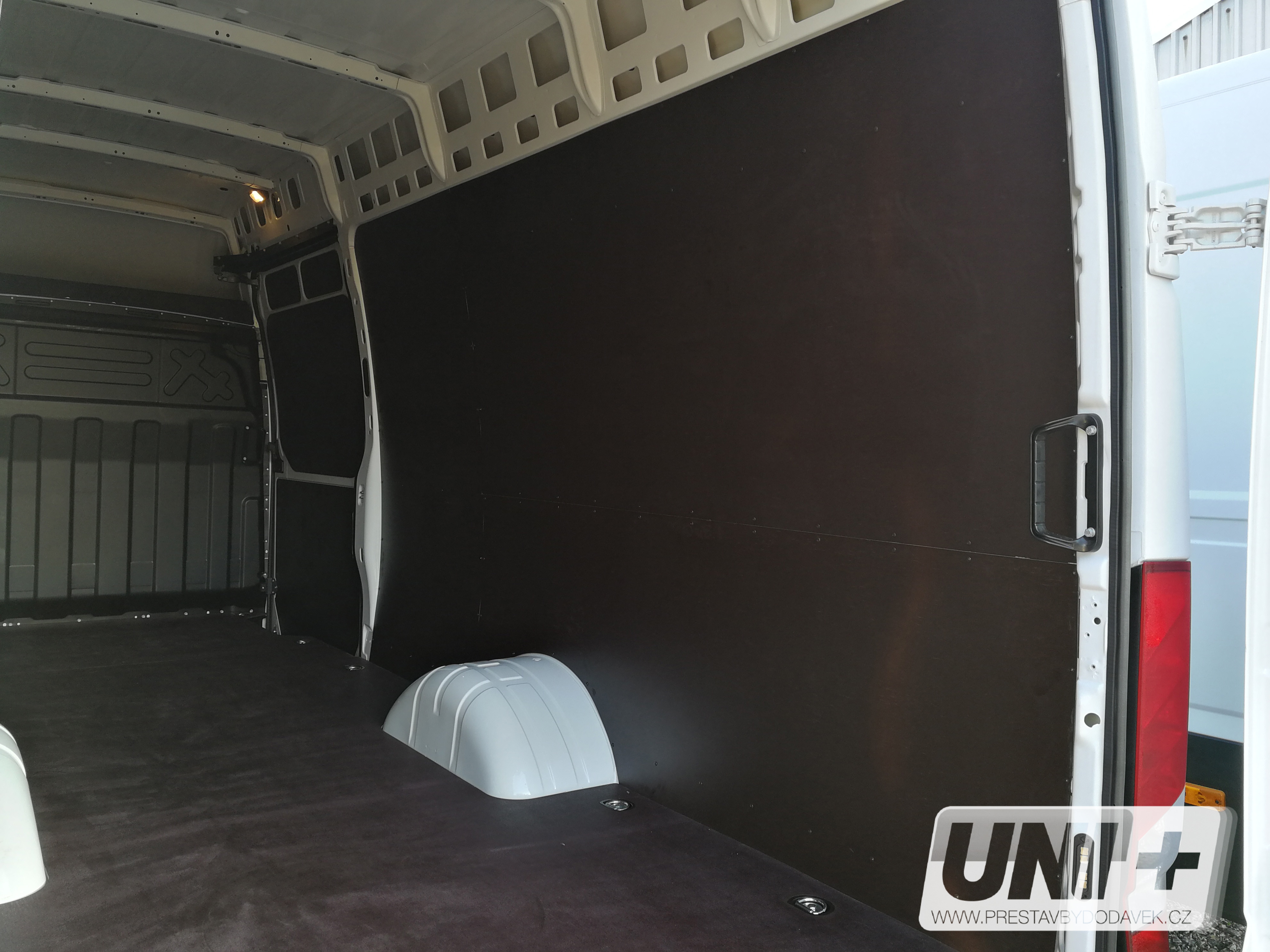 Obložení bočních stěn - překližka 6,5 mm Iveco Daily (18 m³)
