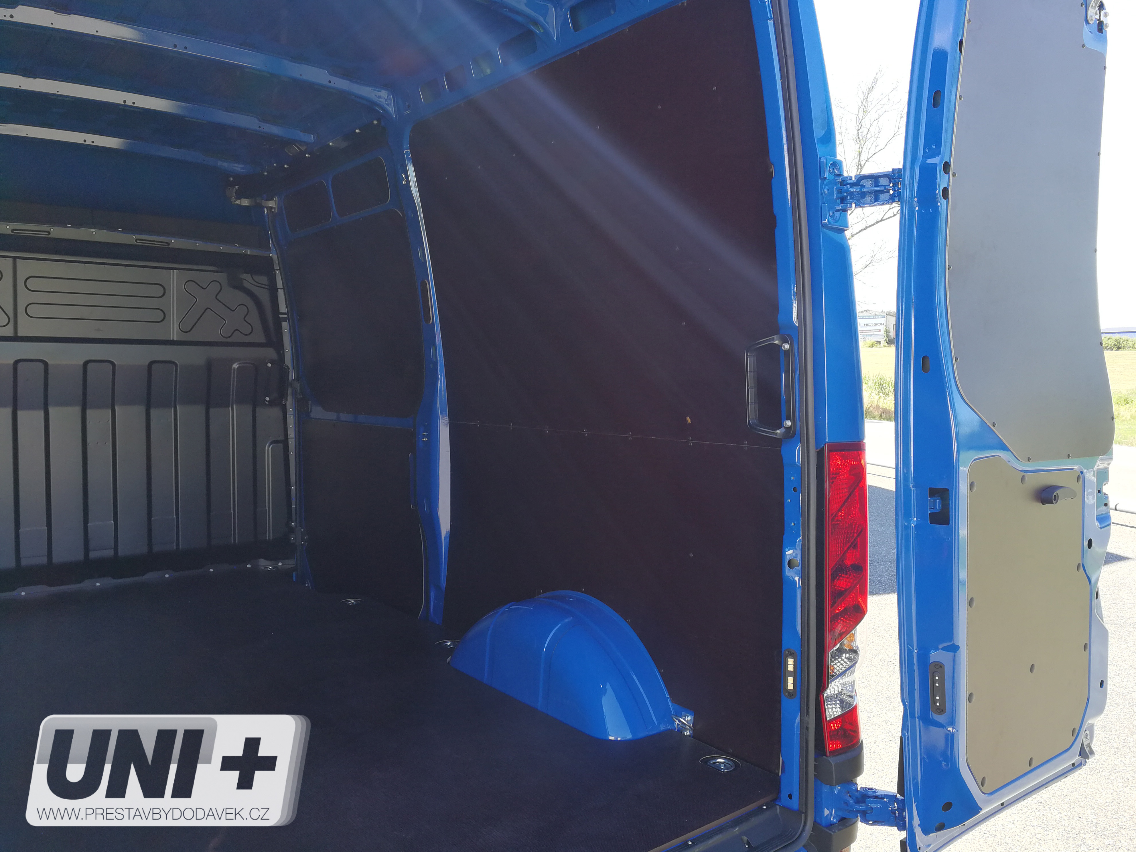 Obložení bočních stěn - překližka 4 mm Iveco Daily (10,8 m³)