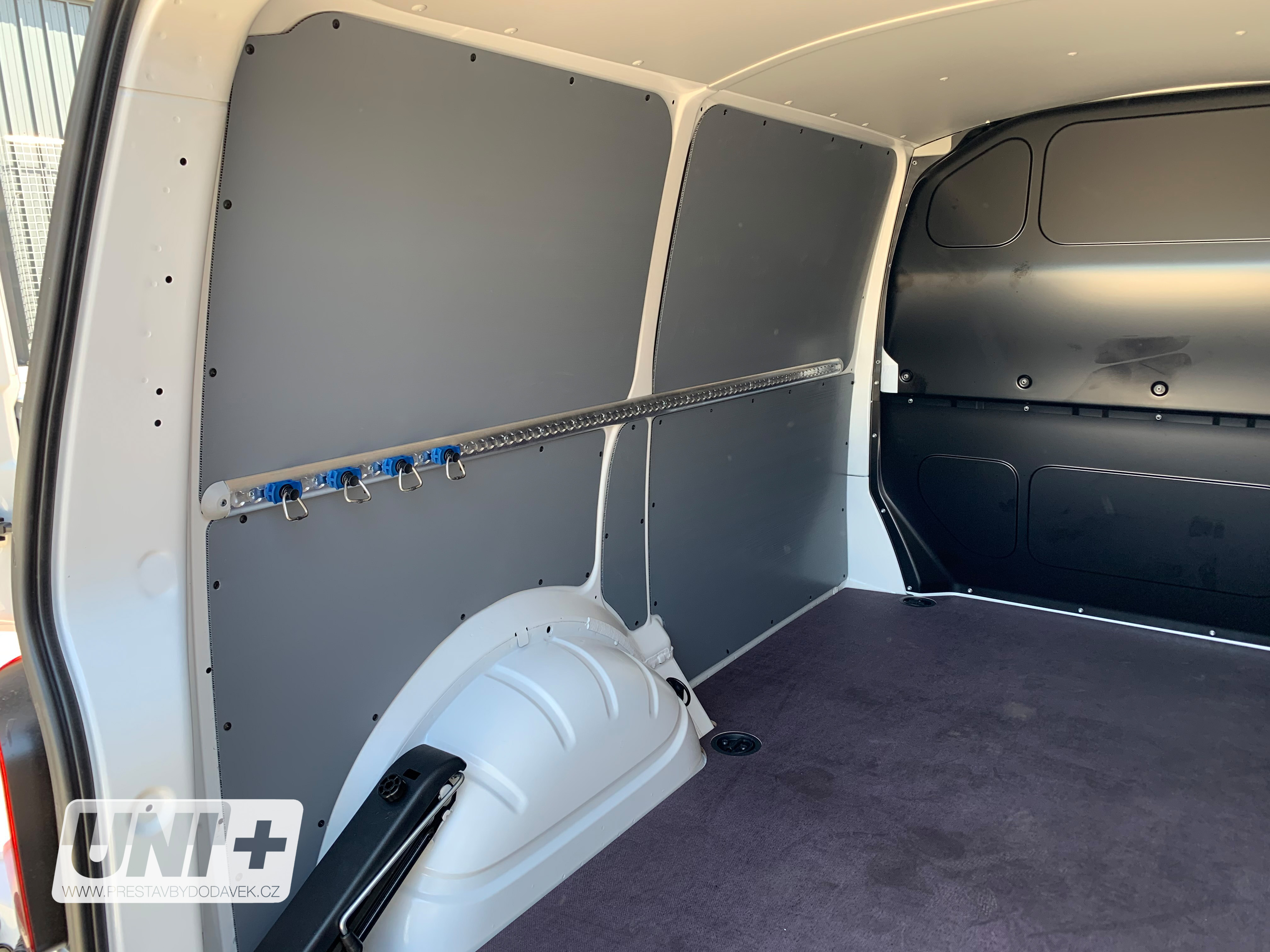 Obložení bočních stěn - polypropylen IP 4 mm Volkswagen Transporter T5 / T6 | L1H1