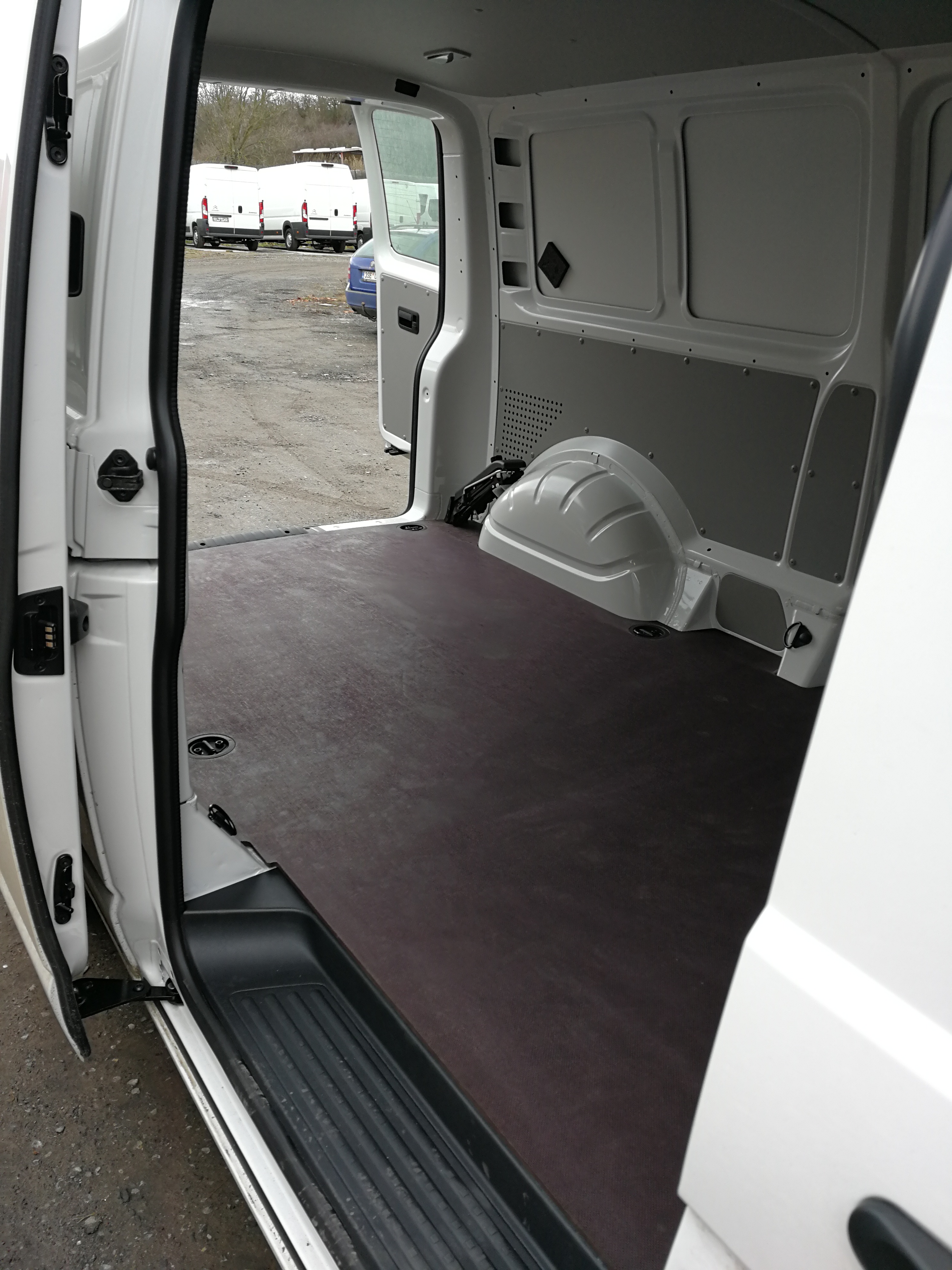 Podlaha - překližka 9 mm Volkswagen Transporter T5 / T6 (L2)