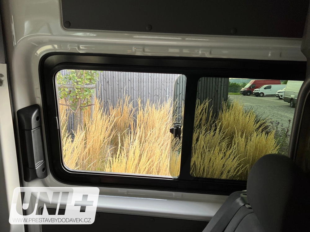 Boční posuvné okno Carbest tónované – VW Crafter / MAN TGE | pravé