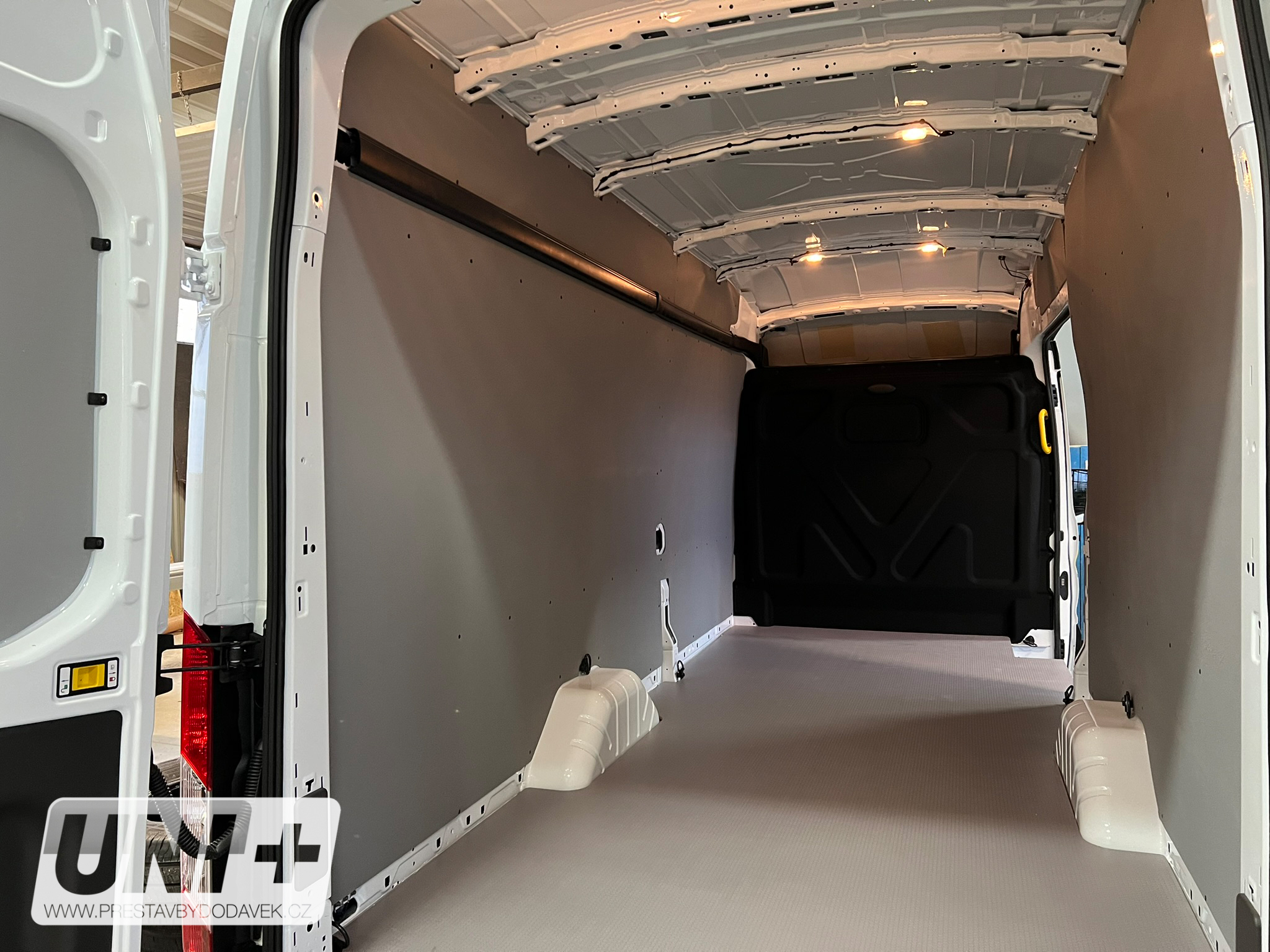 Obložení bočních stěn - polypropylen IP 4 mm Ford Transit L4H3