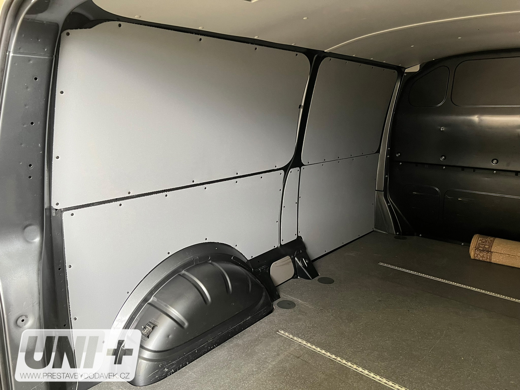 Obložení bočních stěn - polypropylen IP 4 mm Volkswagen Transporter T5 / T6 | L2H1