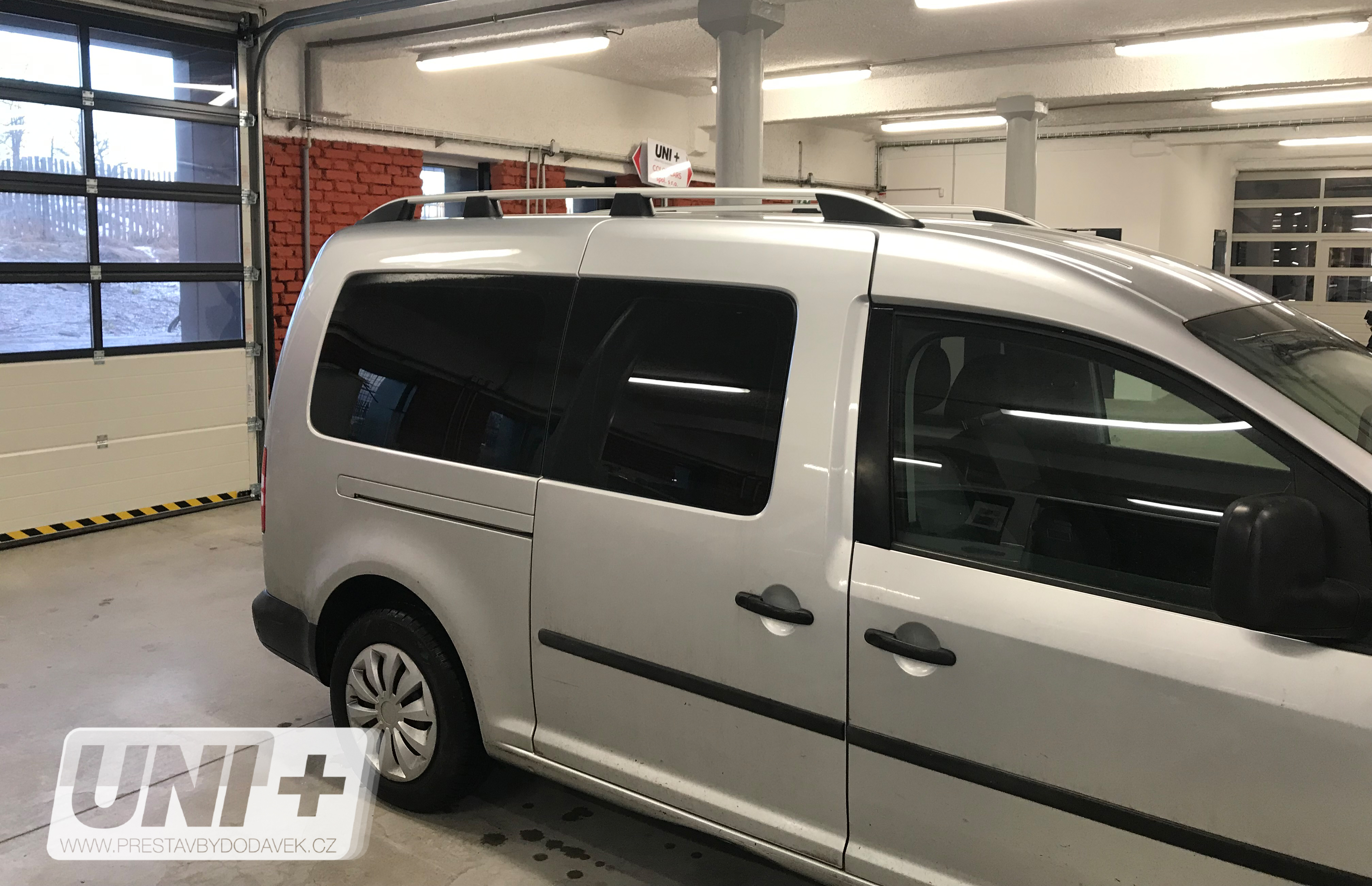 Omtec podélné střešní nosiče stříbrné - Volkswagen Caddy IV MAXI