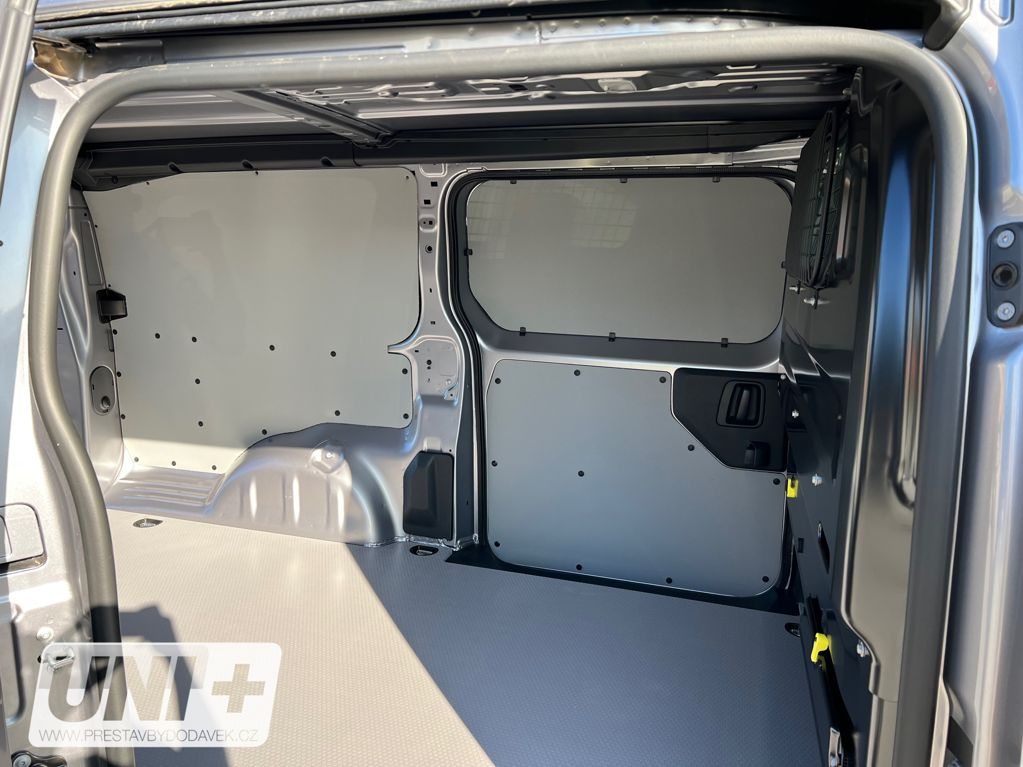 Obložení bočních stěn - polypropylen IP 4 mm Citroen Jumpy, Peugeot Expert, Toyota Proace | (2862 mm)