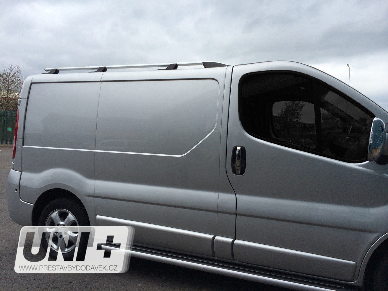 Omtec podélné střešní nosiče stříbrné L1 (Renault Trafic, Opel Vivaro, Nissan Primastar)