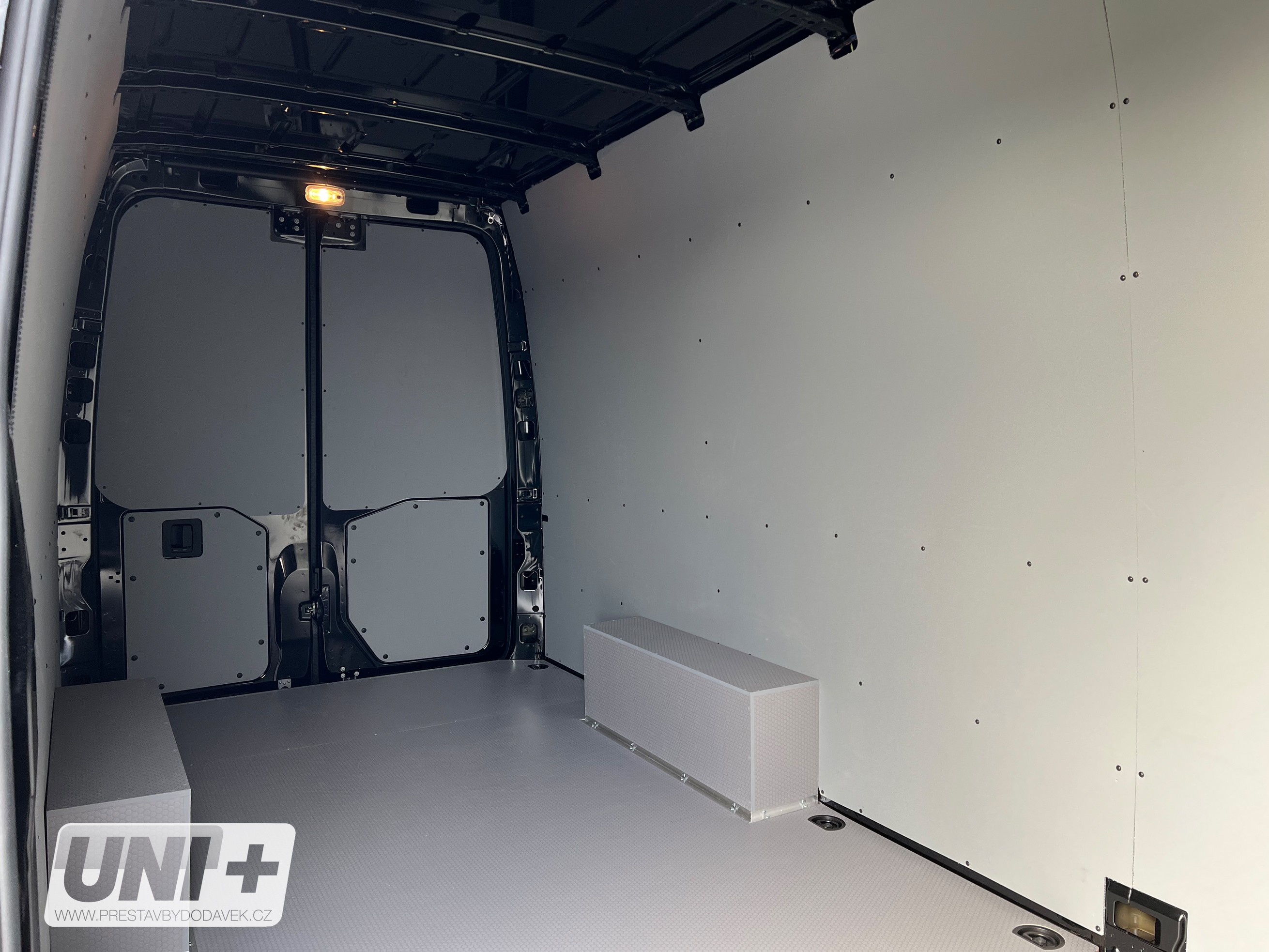 Boční stěny polypropylen IP 4 mm - Mercedes-Benz Sprinter RWD (4307 mm / vysoká střecha 2009 mm)