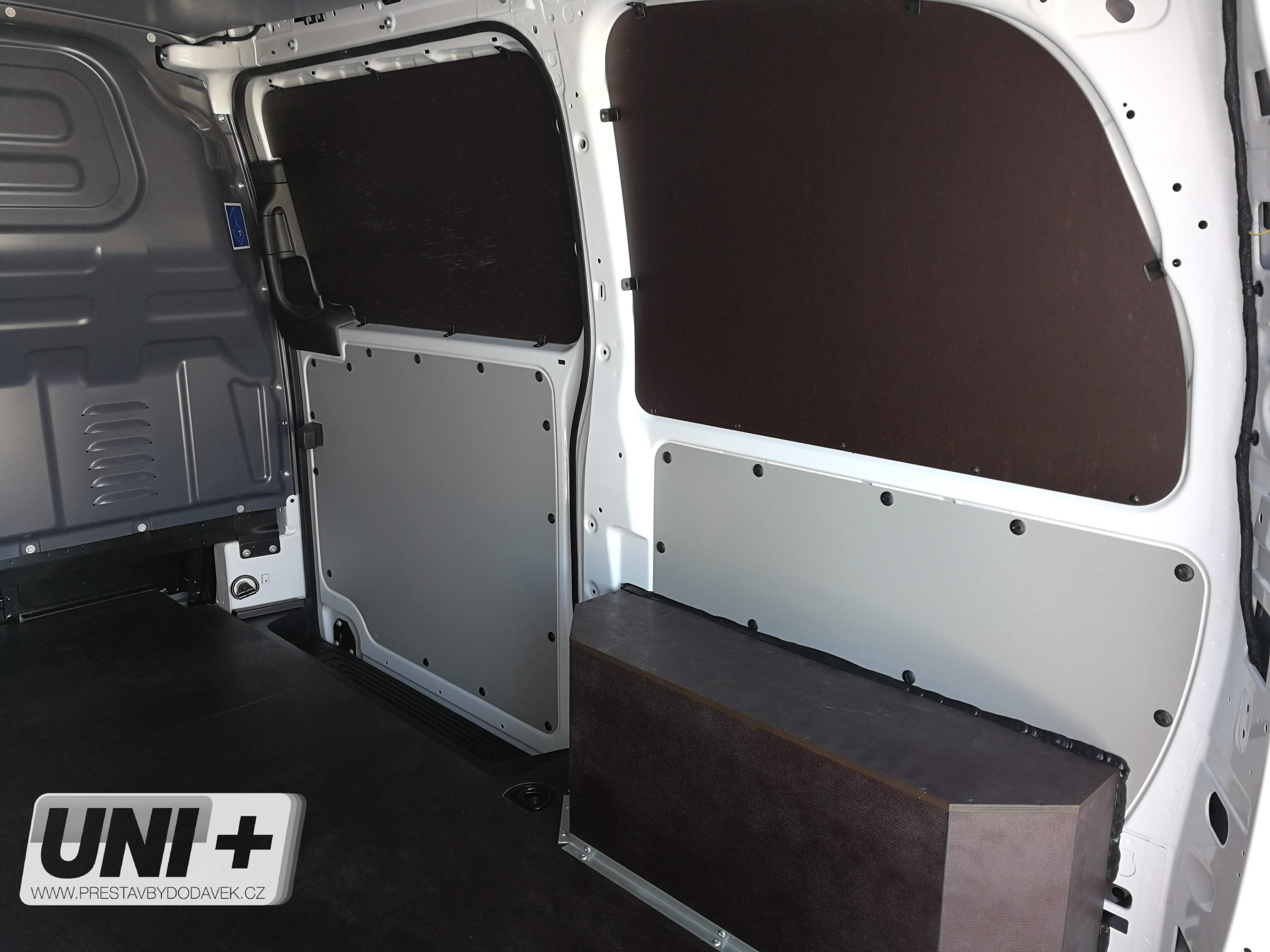 Obložení horních dílů bočních stěn - překližka 4 mm Mercedes-Benz Vito (L1)