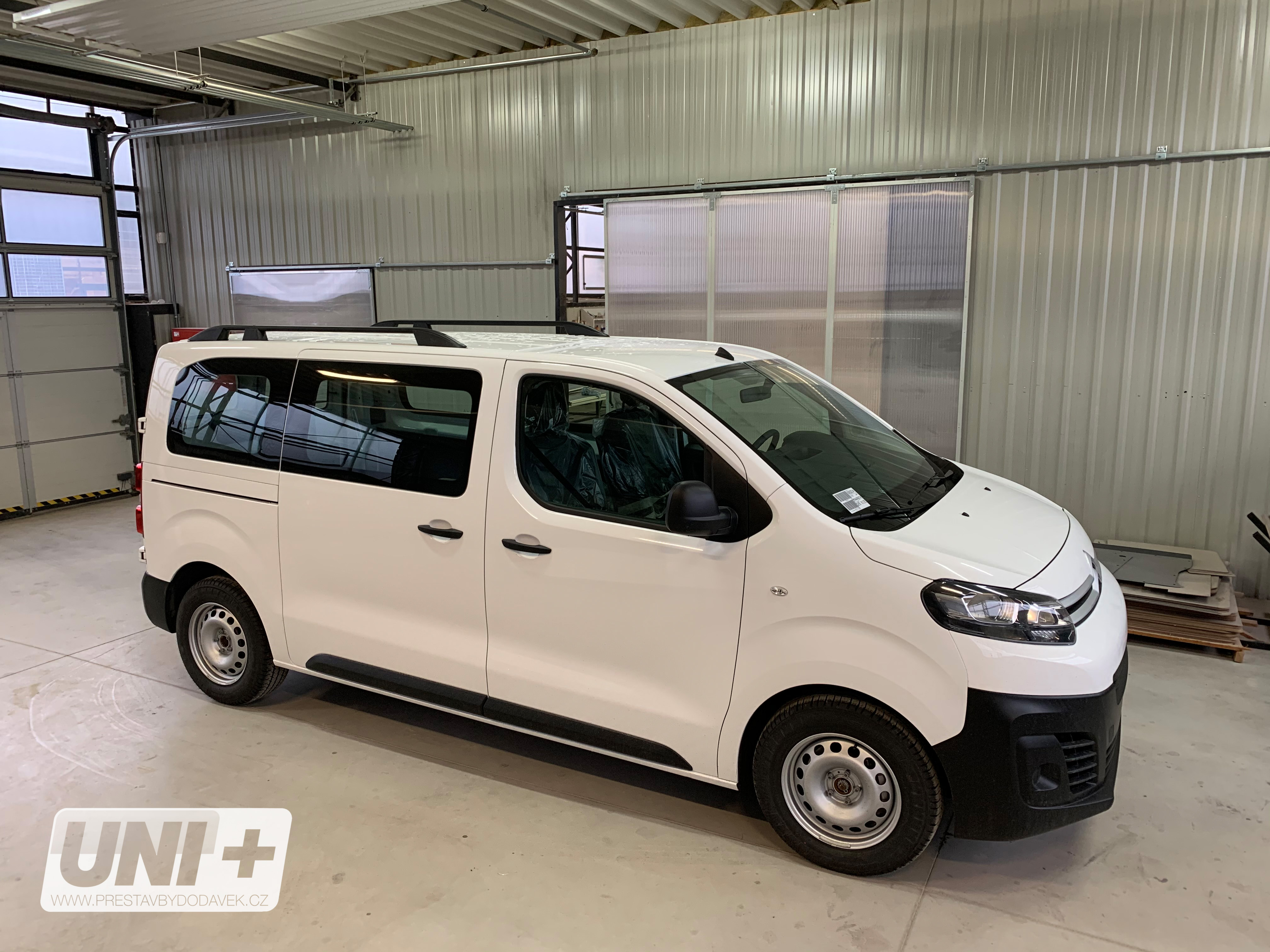 Omtec podélné střešní nosiče černé - Citroen Jumpy (L2) / Peugeot Expert (L2) / Opel Vivaro (M) / Toyota Proace (L1)