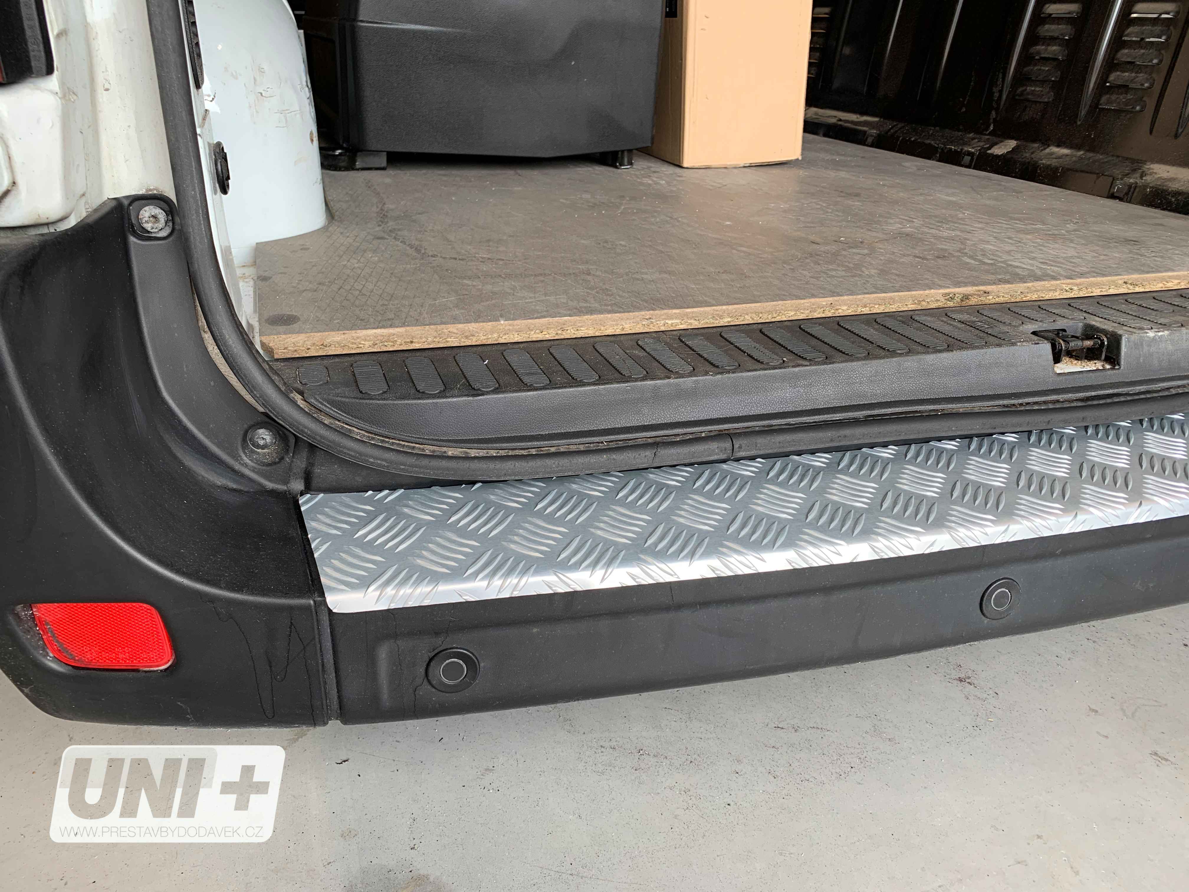 Ochranný kryt zadního prahu eloxovaný ALU. – Renault Master / Opel Movano / Nissan NV 400