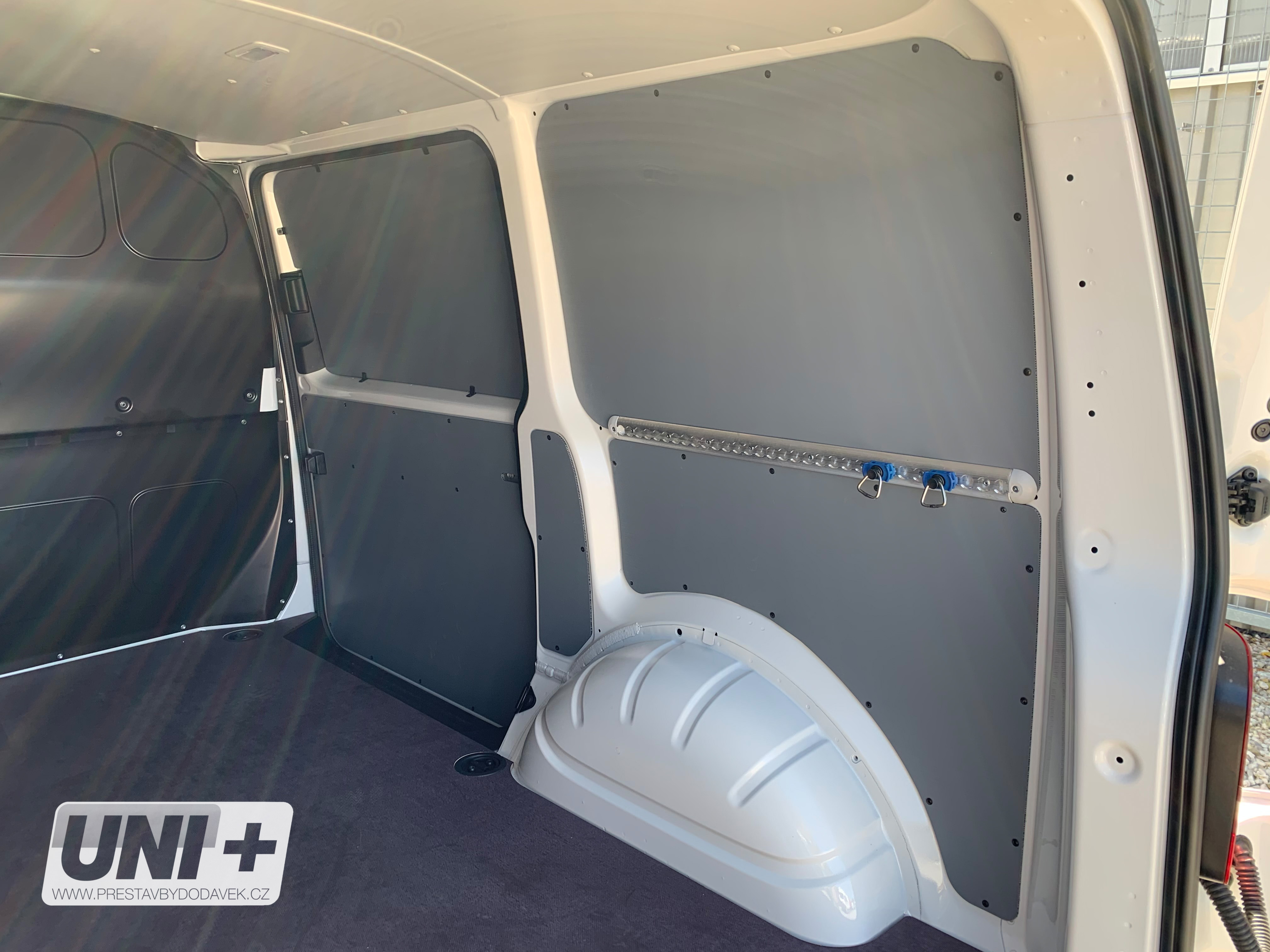 Obložení bočních stěn - polypropylen IP 4 mm Volkswagen Transporter T5 / T6 | L1H1