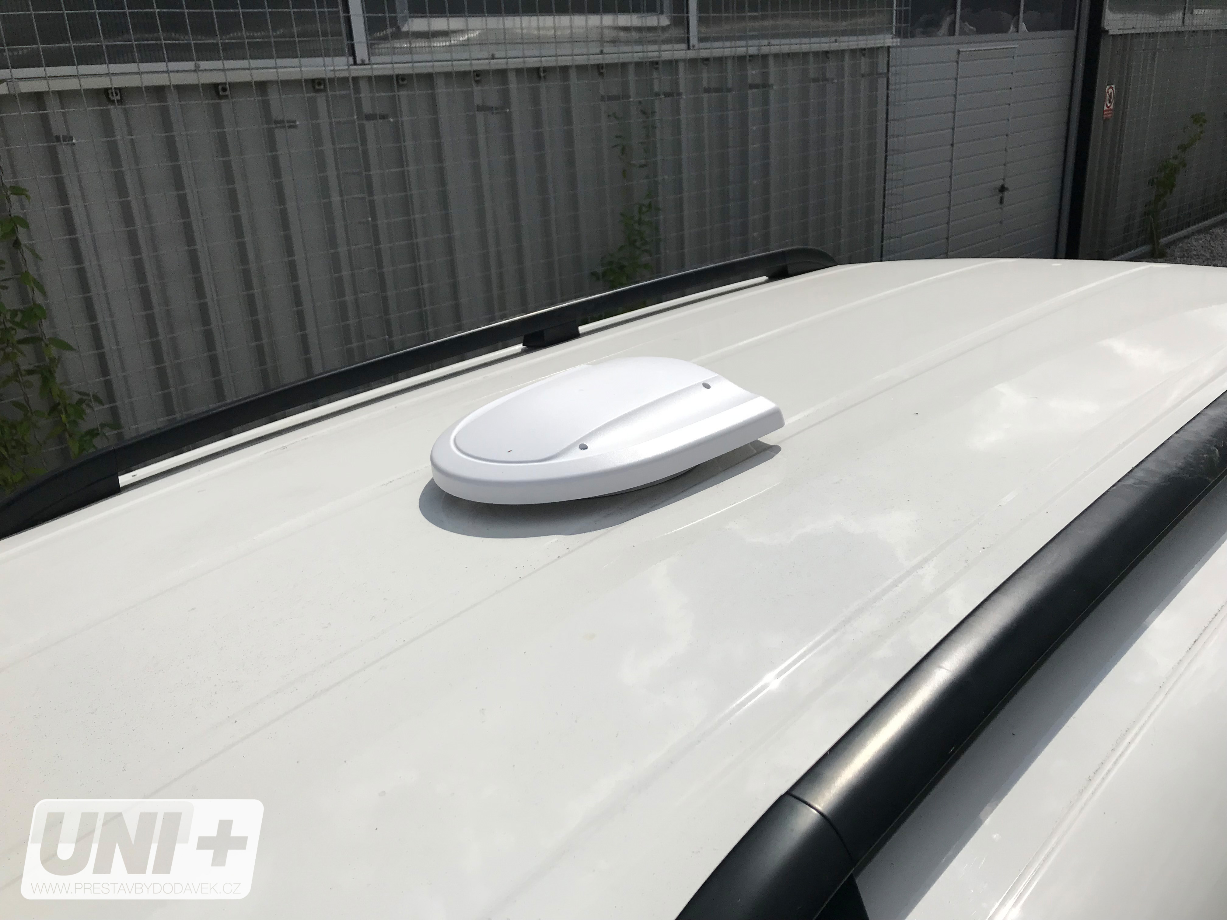 Střešní ventilátor 12V bílá barva
