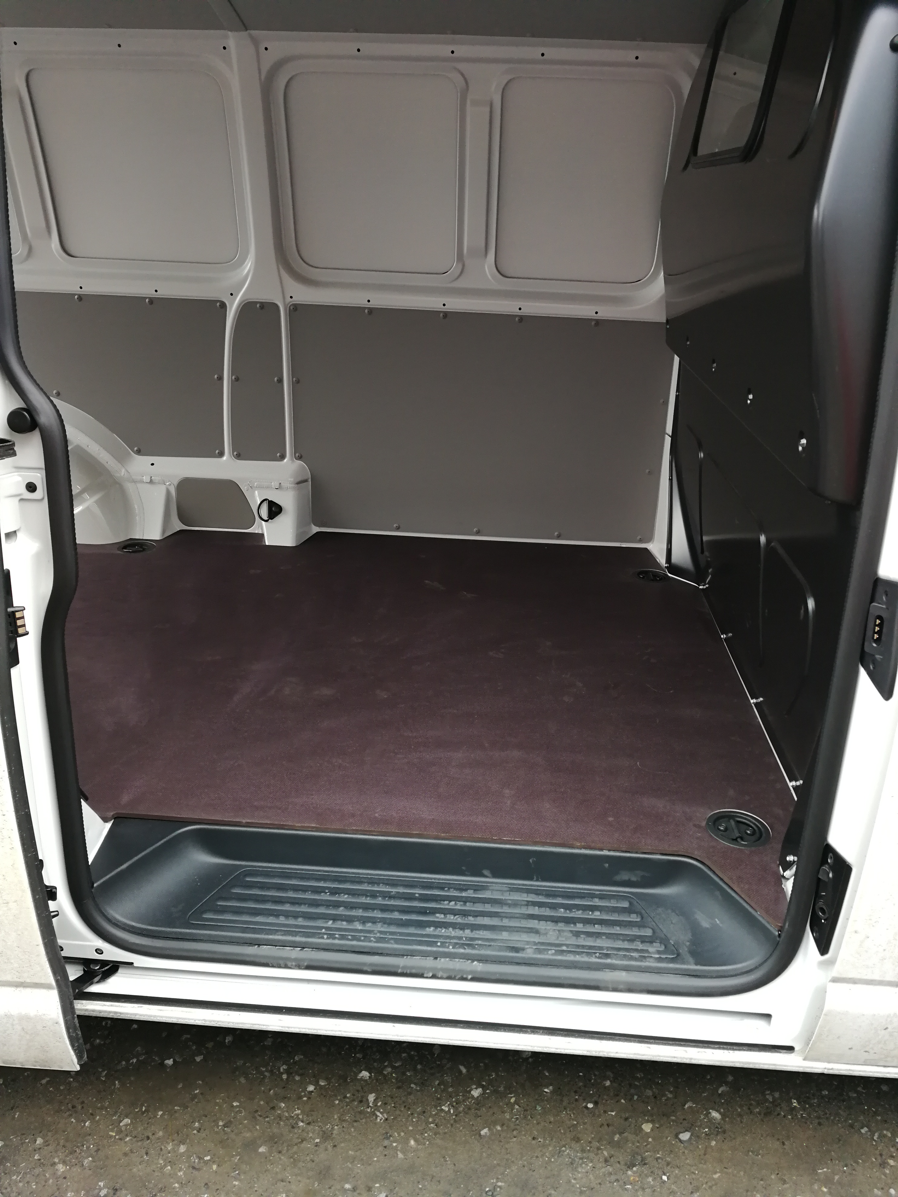Podlaha - překližka 9 mm Volkswagen Transporter T5 / T6 (L2)