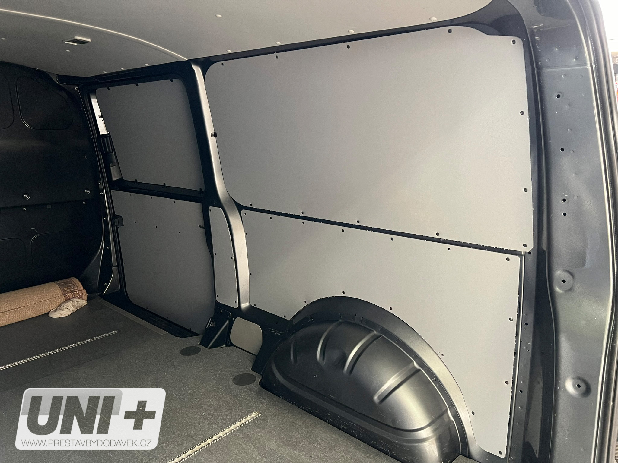 Obložení bočních stěn - polypropylen IP 4 mm Volkswagen Transporter T5 / T6 | L2H1