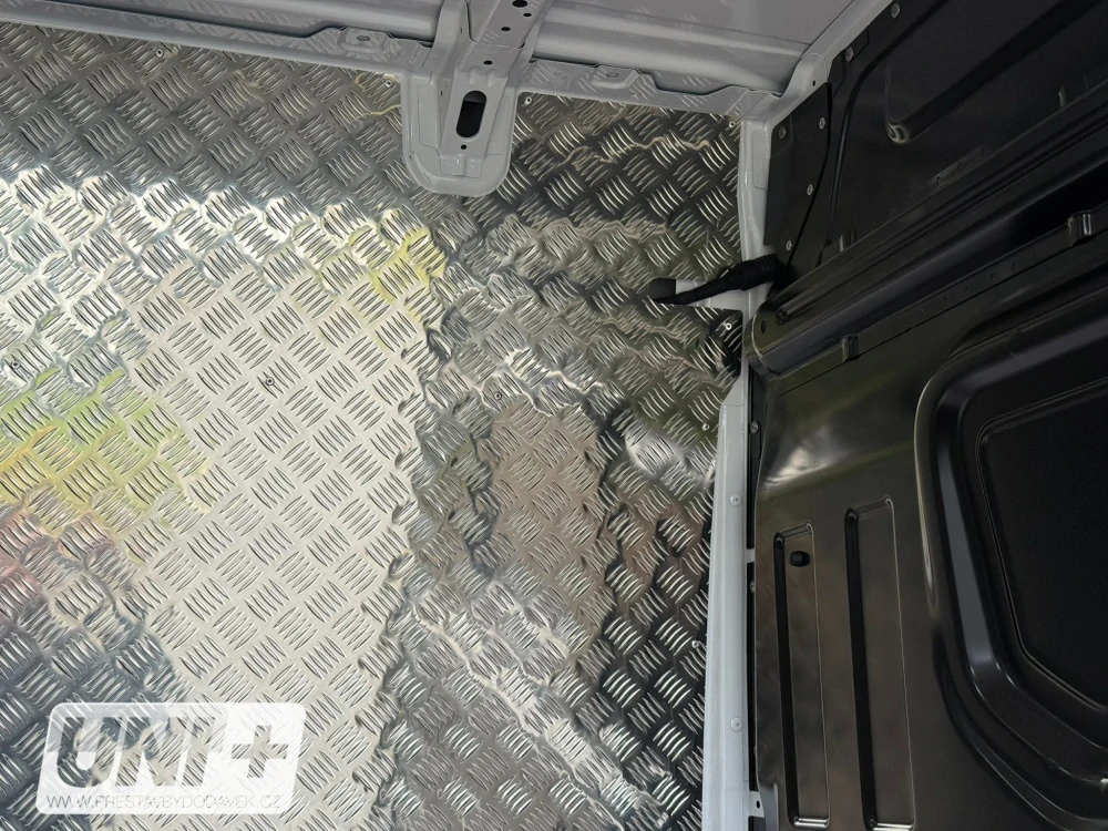 Individuální výroba kovových obkladů nákladového prostoru – perfoplech, slzičkový plech, hliník