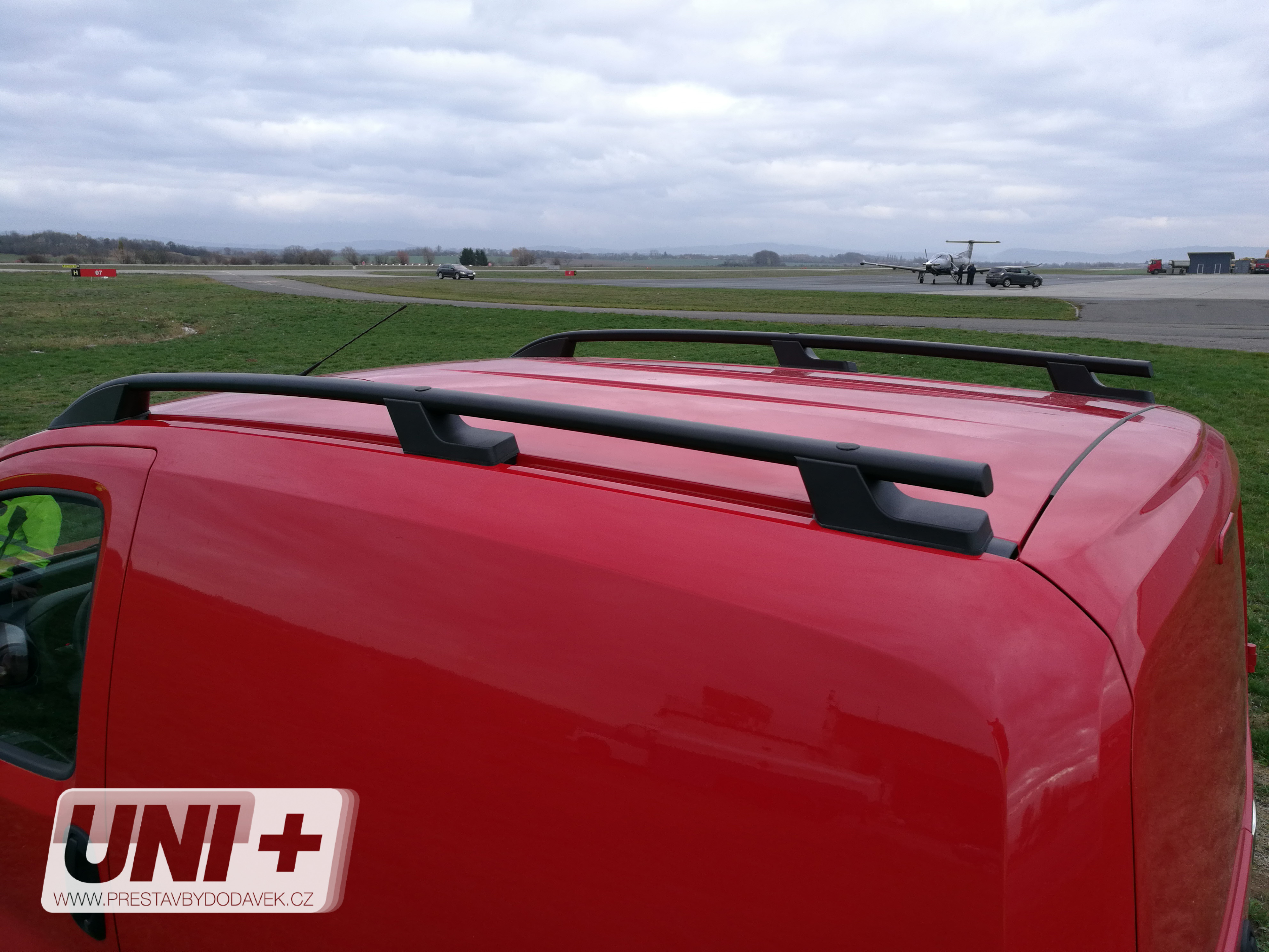 Omtec podélné střešní nosiče černé - Fiat Fiorino / Citroen Nemo / Peugeot Bipper
